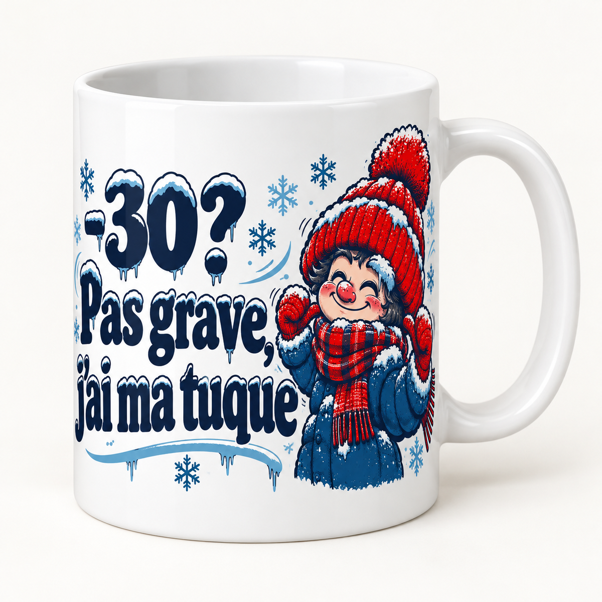 Mug blanc céramique Hiver québécois « -30 ? Pas grave, j’ai ma tuque » : tout sourire sous sa grosse tuque rouge, un personnage bien au chaud dans sa doudoune et son foulard à carreaux brave la tempête de neige