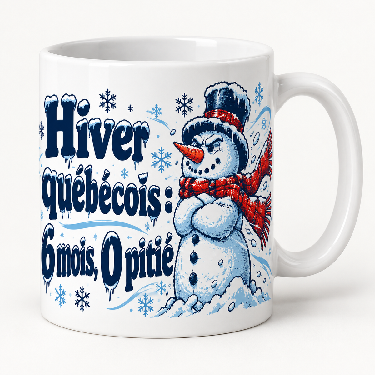 Mug blanc céramique Hiver québécois « Hiver québécois : 6 mois, 0 pitié » : un bonhomme de neige à l'air sévère, bras croisés, chapeau haut-de-forme et foulard à carreaux rouges, défie le blizzard