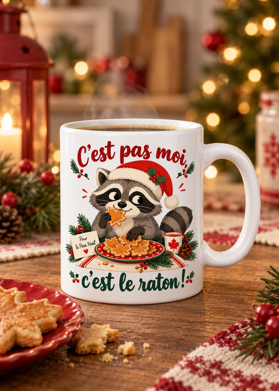 Mug « C'est pas moi, c'est le raton ! » en situation, décor chaleureux des Fêtes