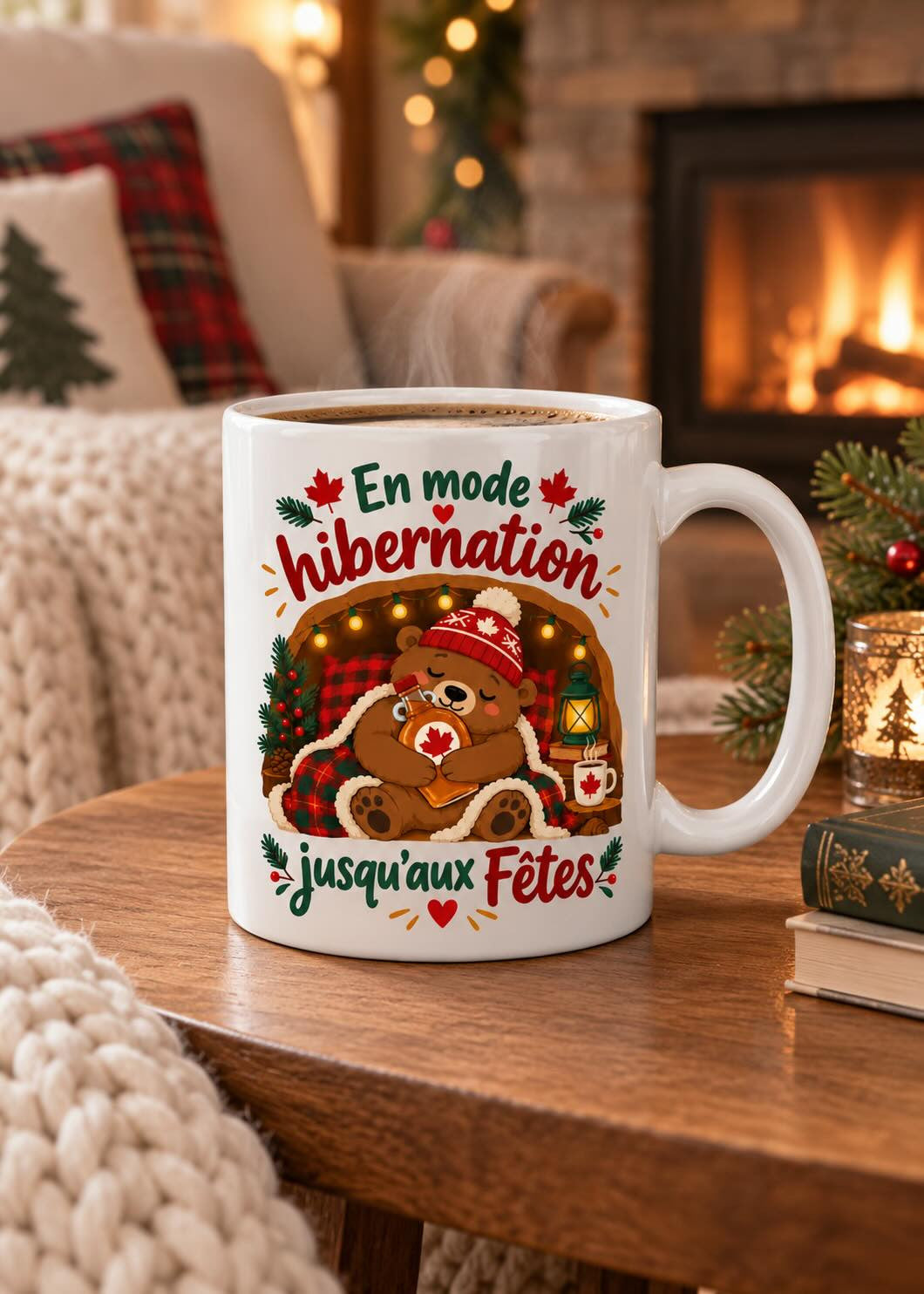 Mug « En mode hibernation jusqu'aux Fêtes » en situation, décor chaleureux des Fêtes