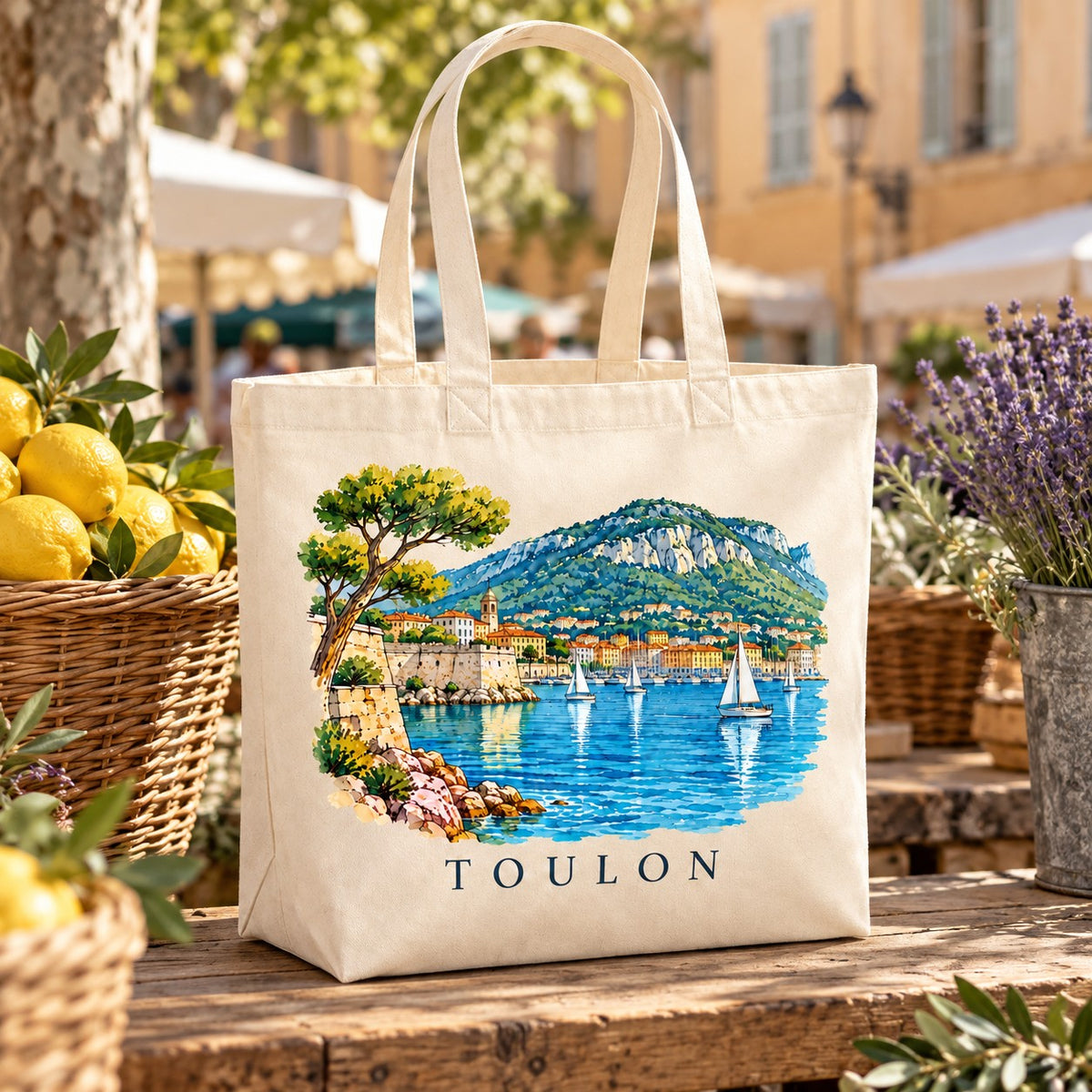 Tote bag Toulon Premium posé sur un étal de marché avec des citrons et de la lavande
