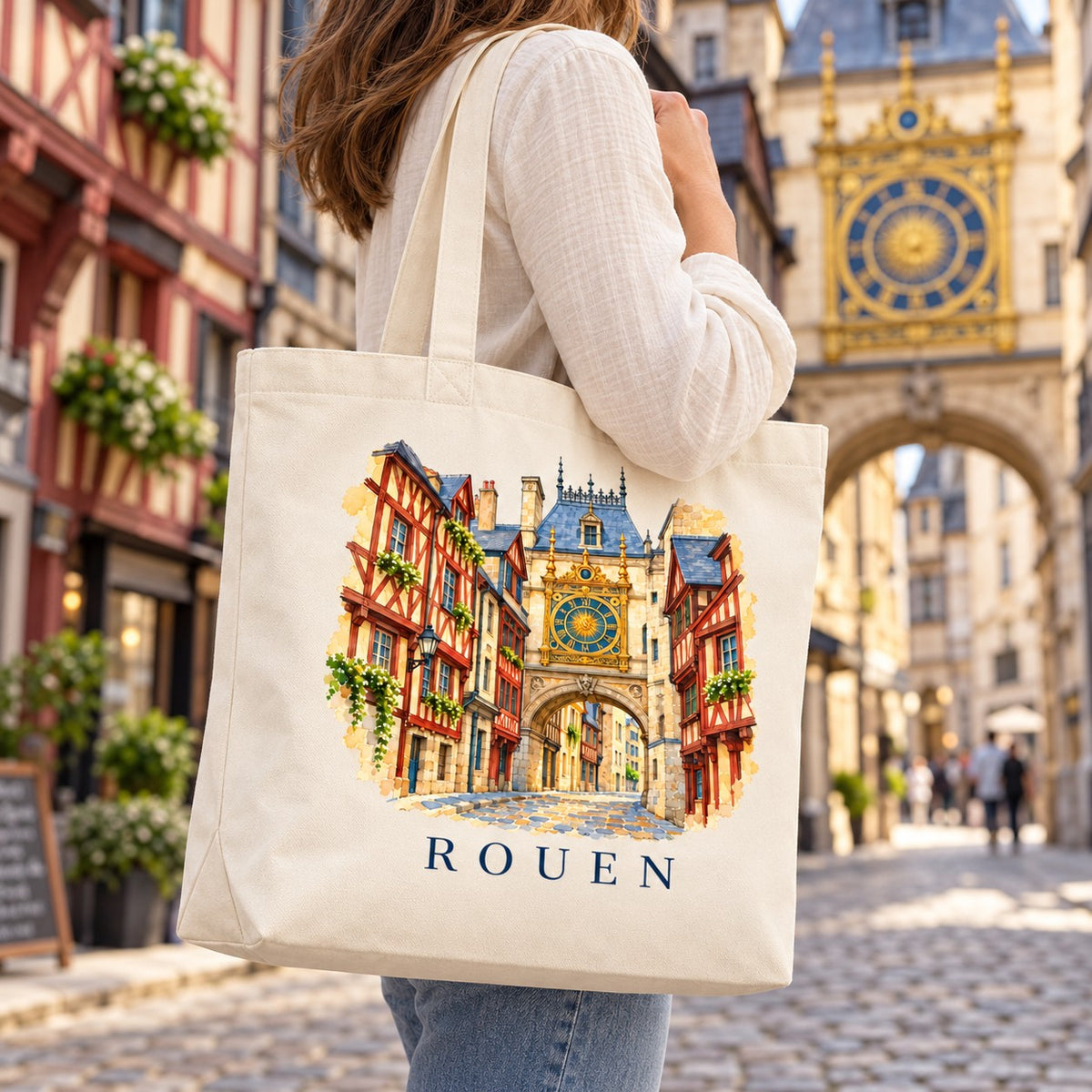 Tote bag Rouen Premium porté à l'épaule dans la rue du Gros-Horloge
