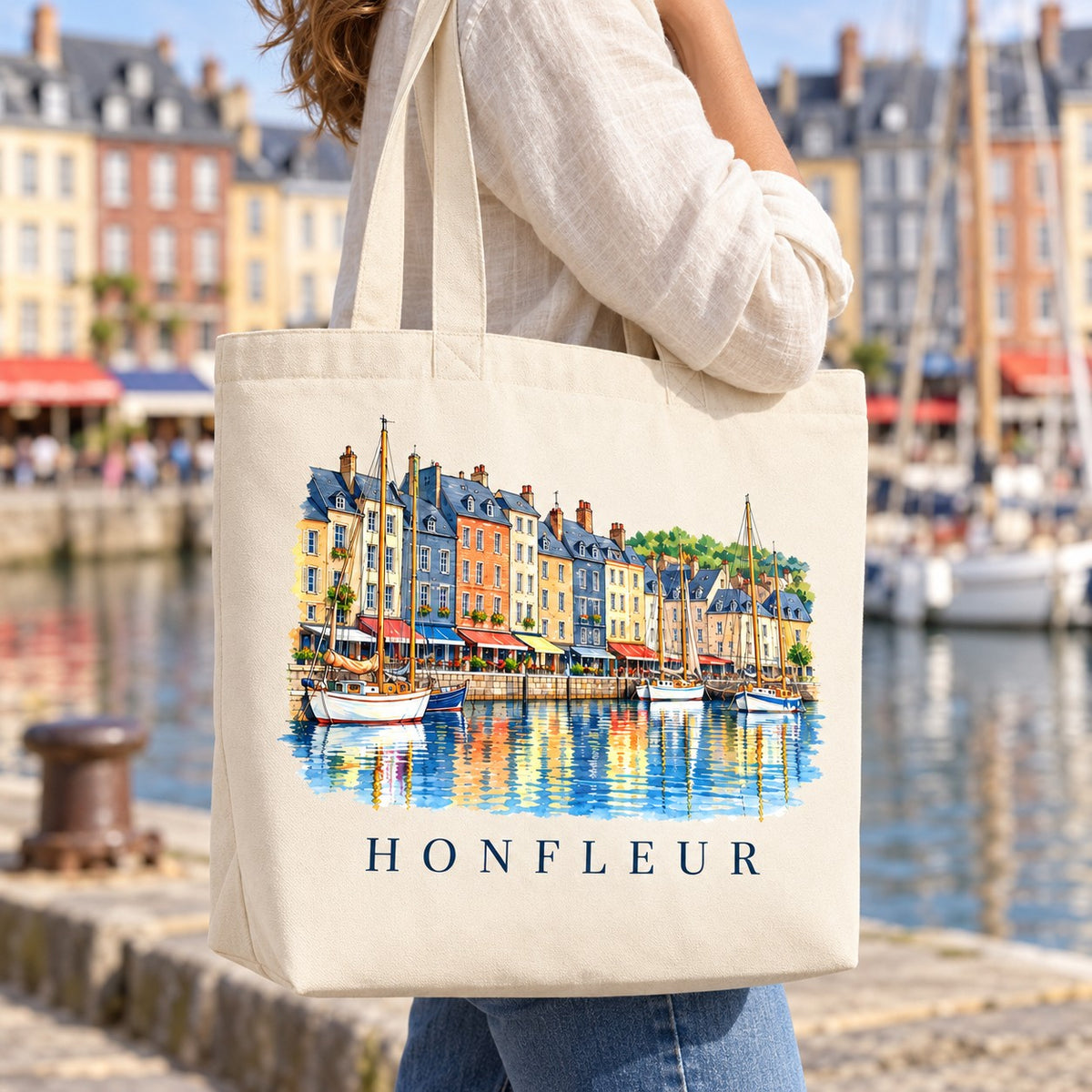 Tote bag Honfleur Premium porté à l'épaule sur le quai du Vieux Bassin