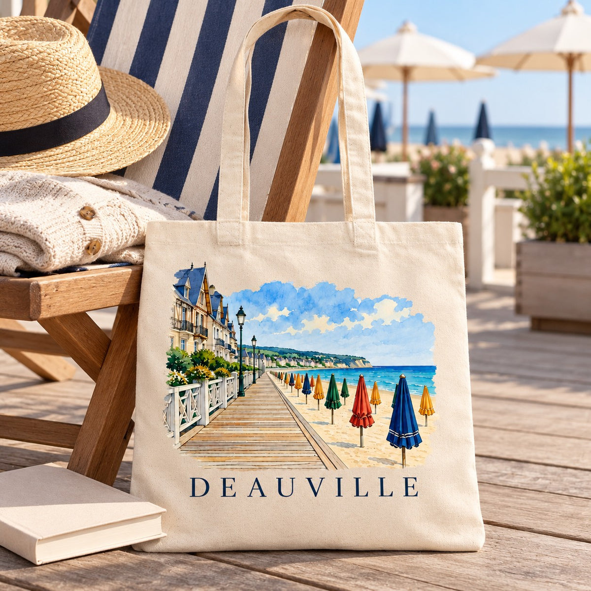 Tote bag Deauville Essentiel posé sur une chaise longue avec un chapeau de paille et un livre