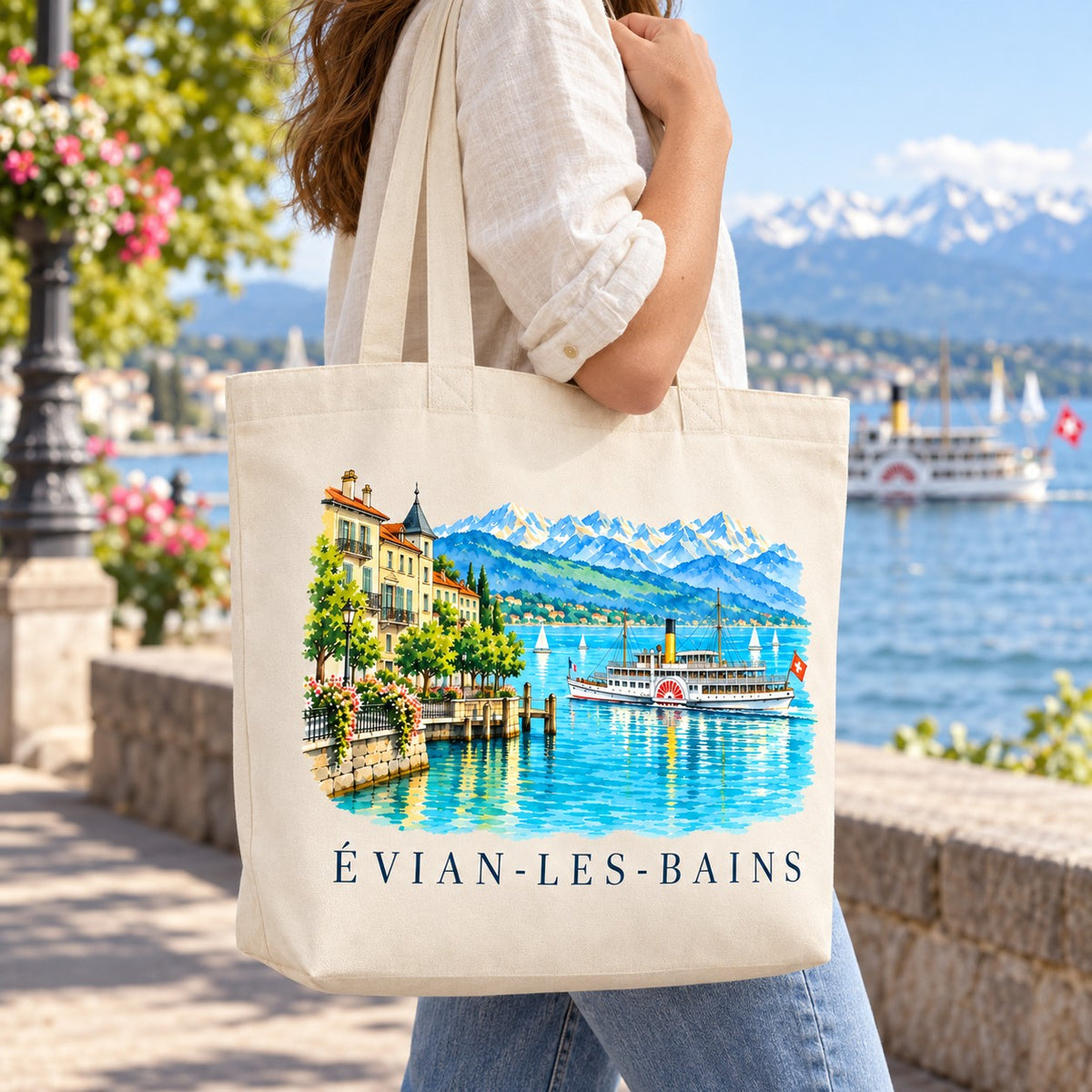 Tote bag Évian-les-Bains Premium porté à l'épaule sur la promenade au bord du Léman, bateau en arrière-plan