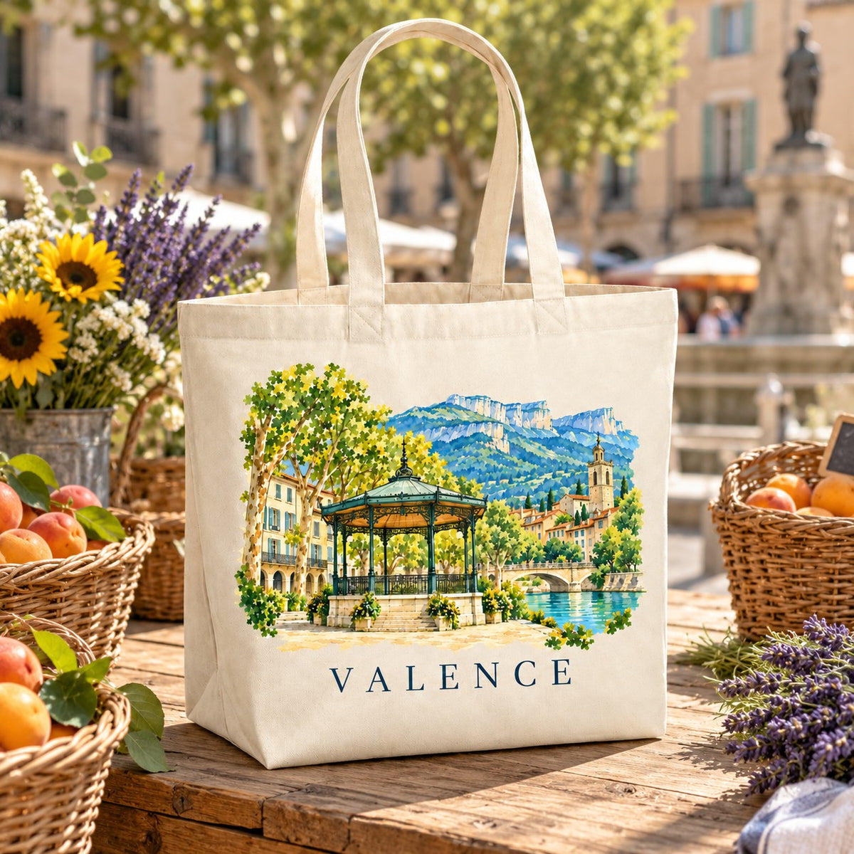 Tote bag Valence Premium posé sur un étal de marché avec des pêches et de la lavande