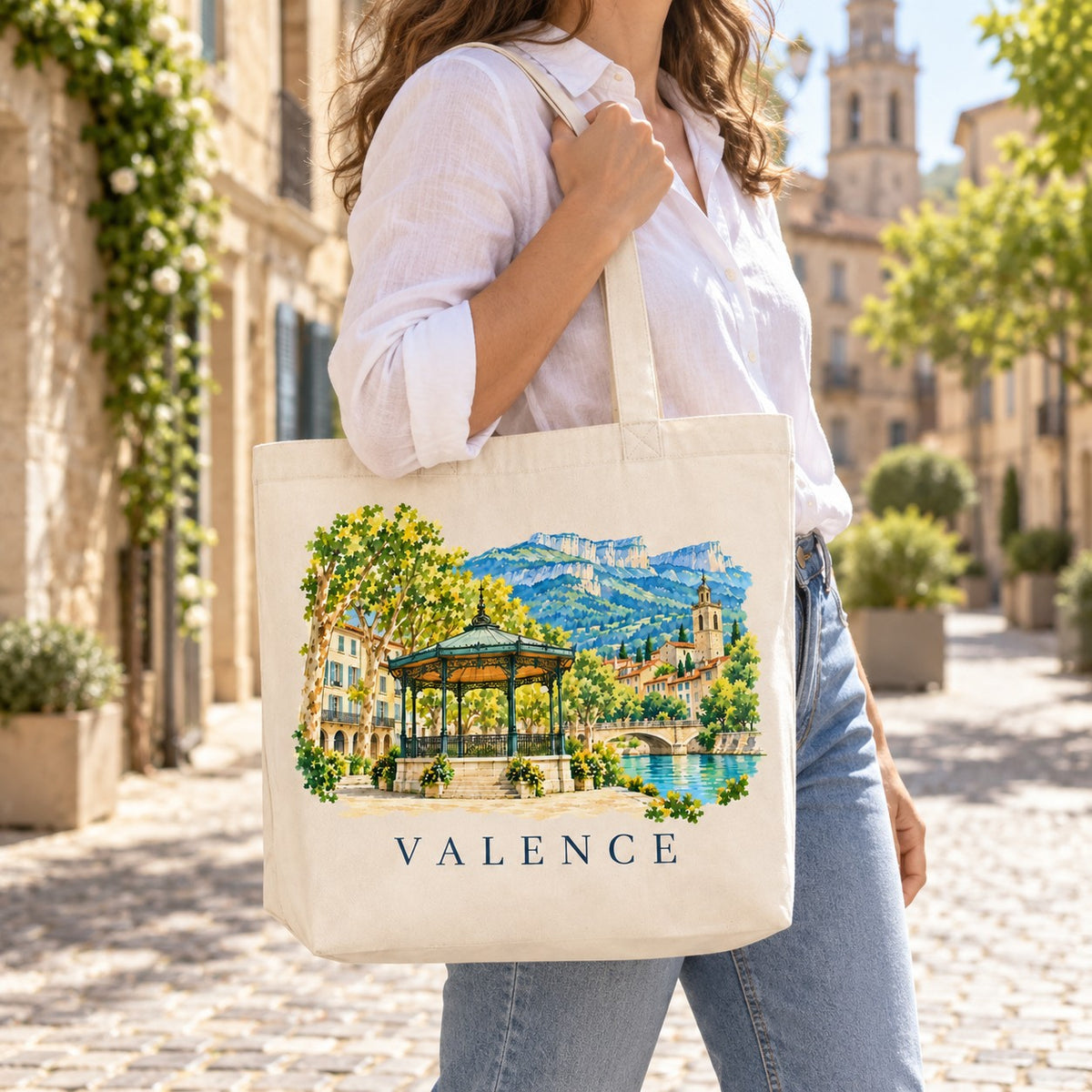 Tote bag Valence Premium porté à l'épaule dans une rue du centre