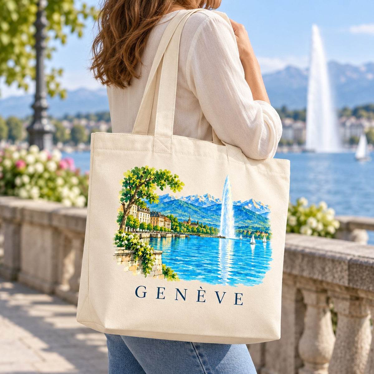 Tote bag Genève Premium porté à l'épaule sur le quai du Léman, jet d'eau en arrière-plan