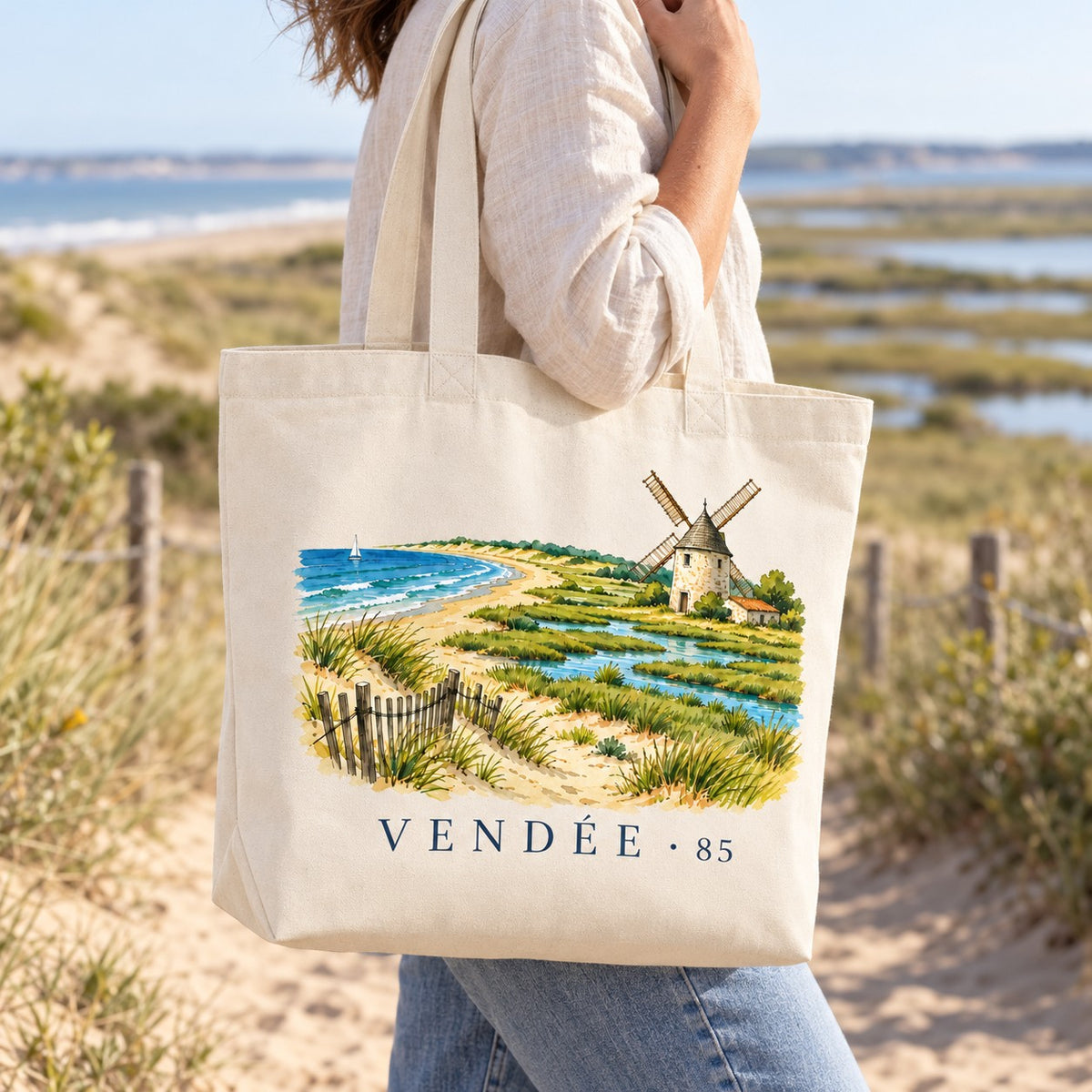 Tote bag Vendée (85) Premium porté à l'épaule sur un chemin de dune face aux marais et à l'océan