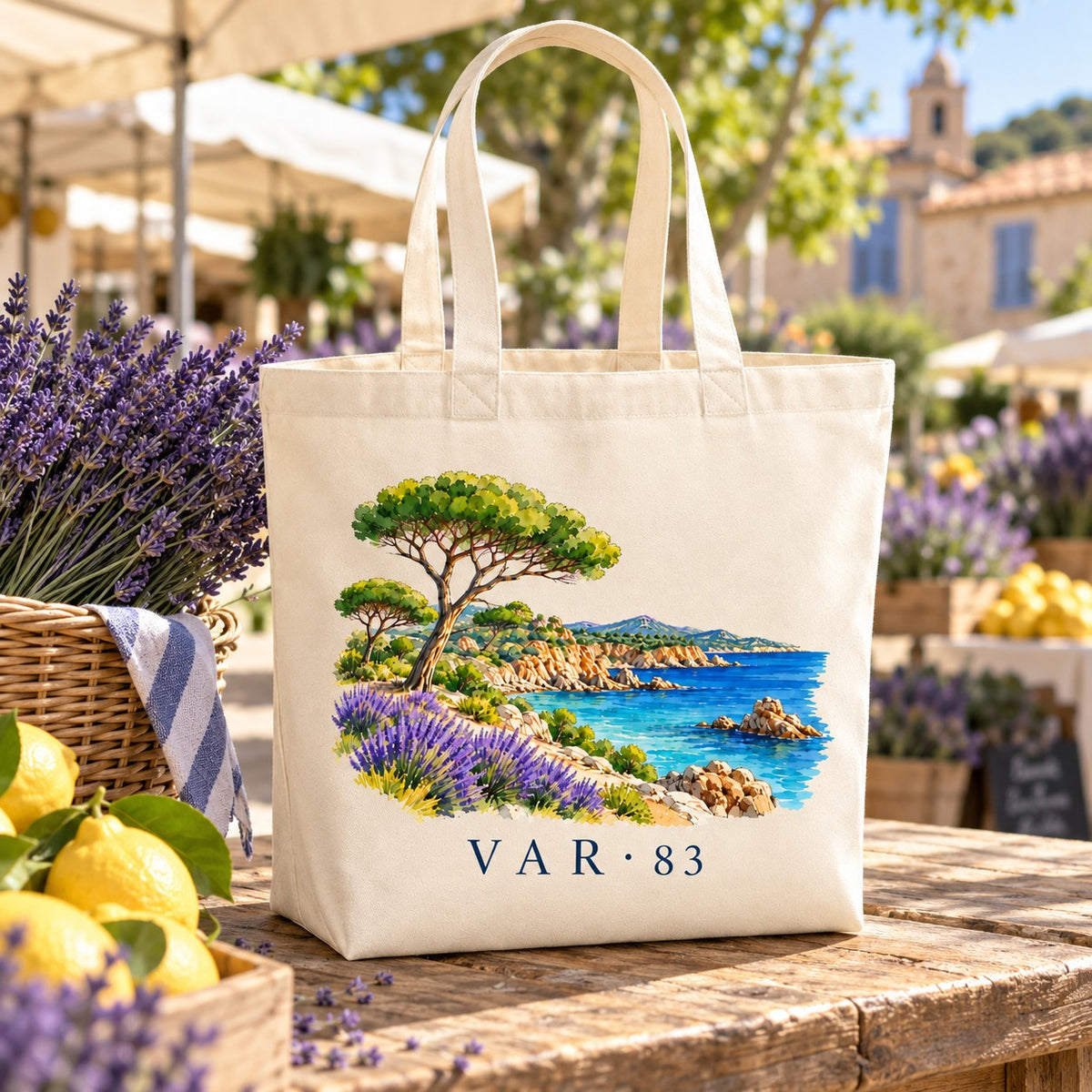 Tote bag Var (83) Premium posé sur un étal de marché avec de la lavande et des citrons