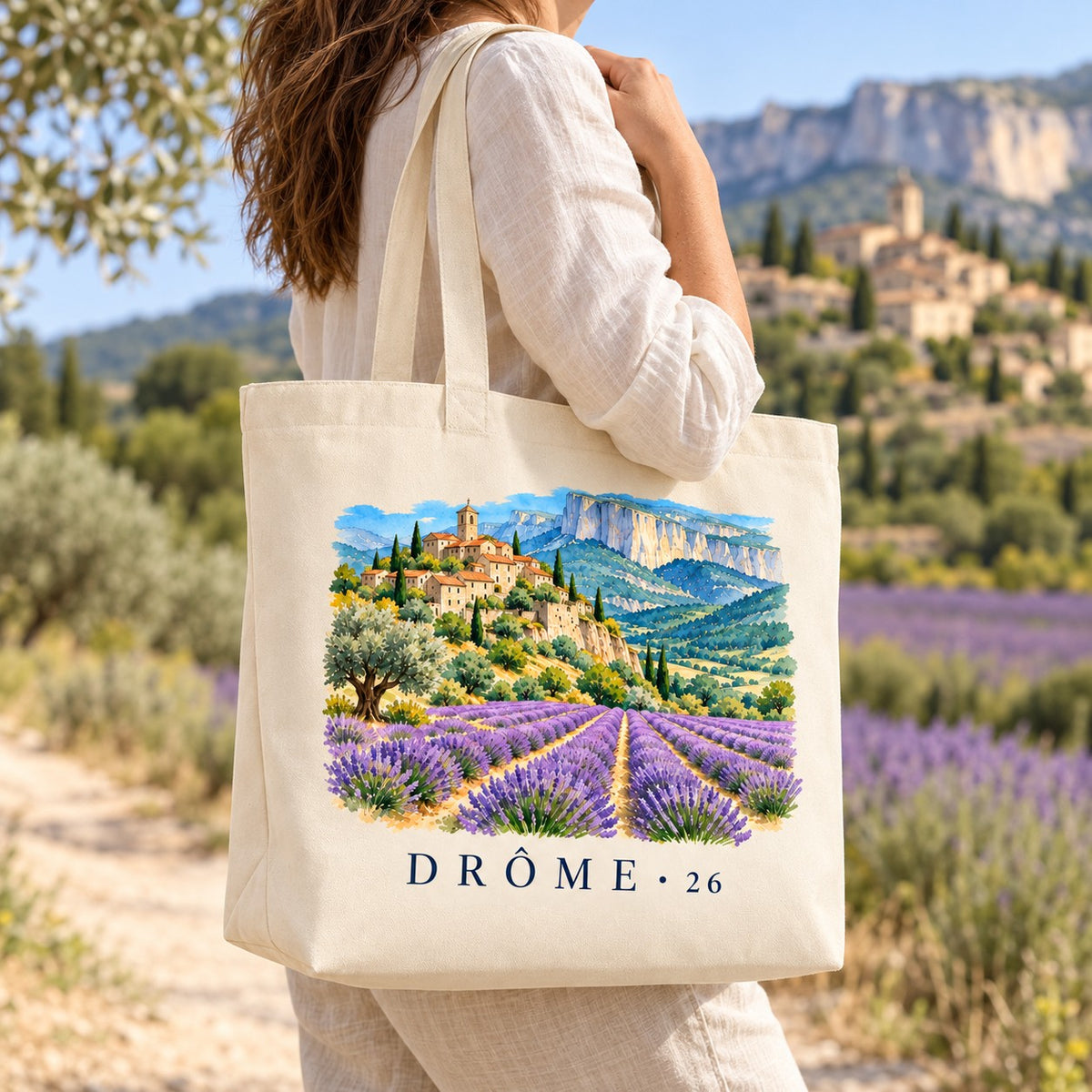 Tote bag Drôme (26) Premium porté à l'épaule sur un chemin de lavande, village perché en arrière-plan