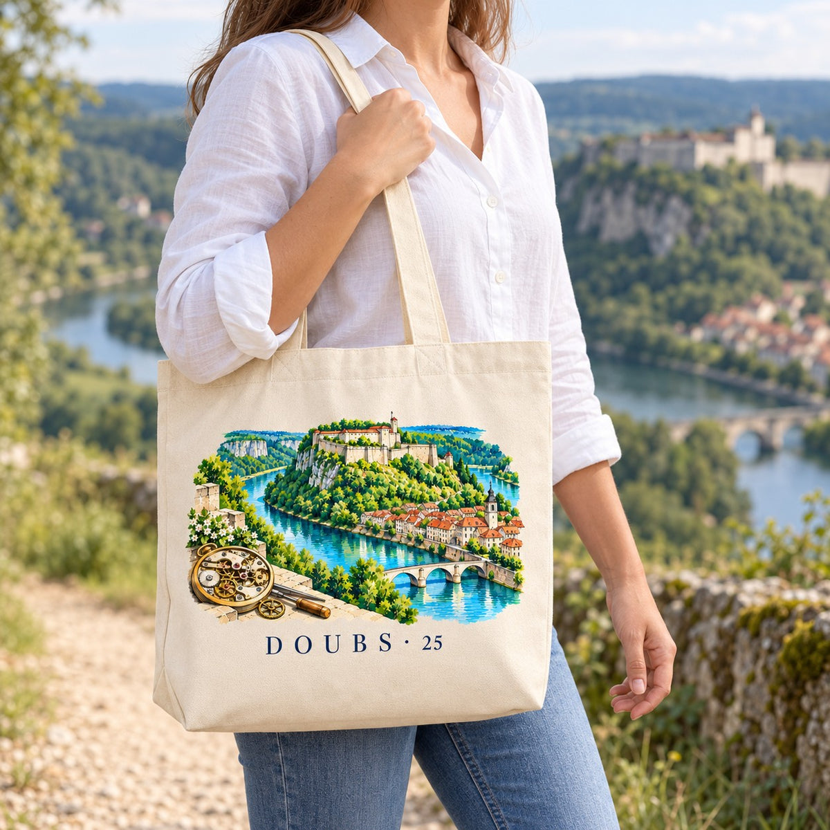 Tote bag Doubs (25) Premium porté à l'épaule sur un belvédère face à la boucle du Doubs