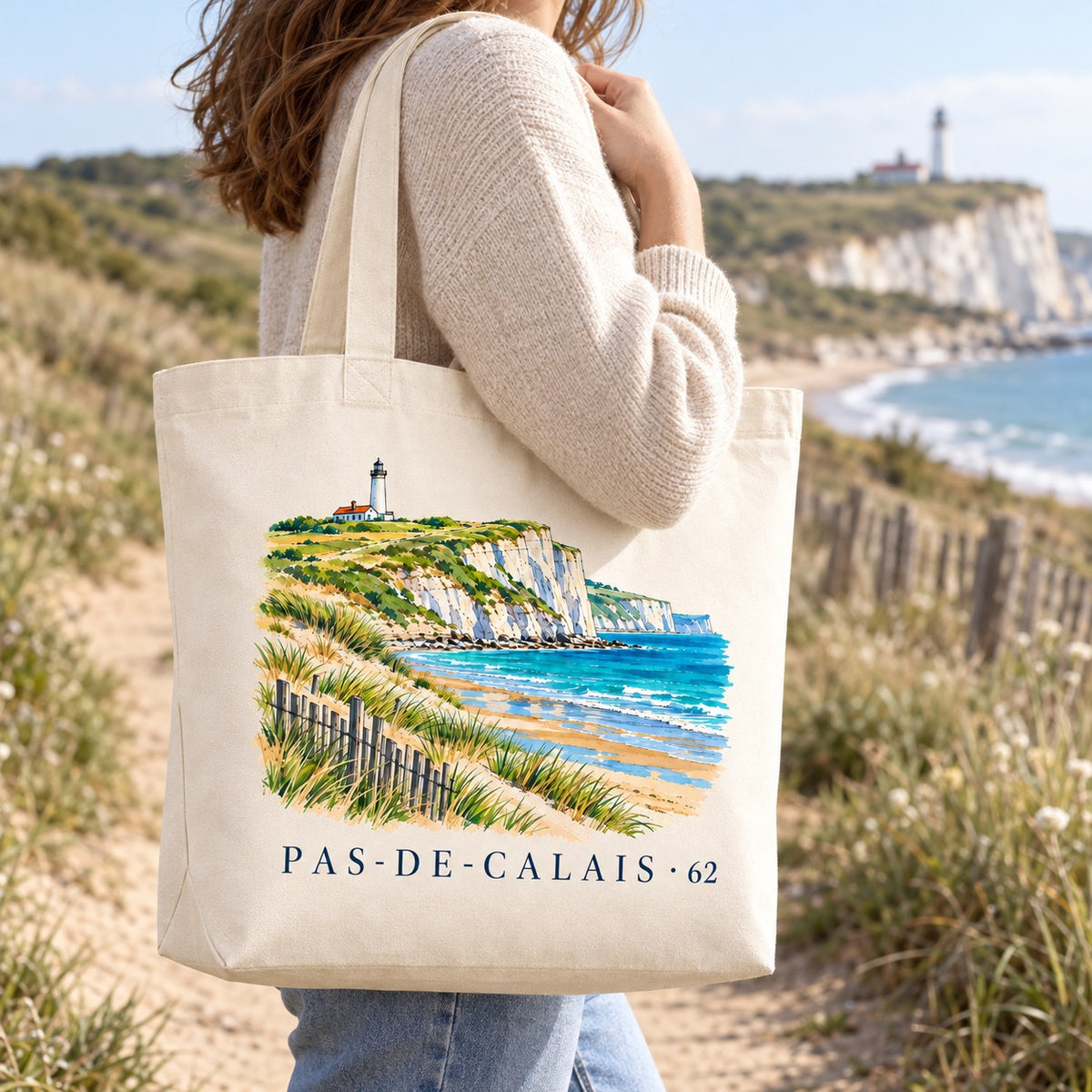 Tote bag Pas-de-Calais (62) Premium porté à l'épaule sur un sentier des dunes, falaises en arrière-plan
