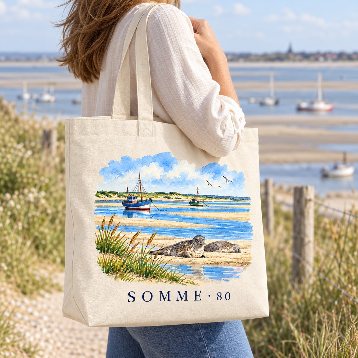 Tote bag Somme (80) Premium porté à l'épaule sur un sentier des dunes face à la baie