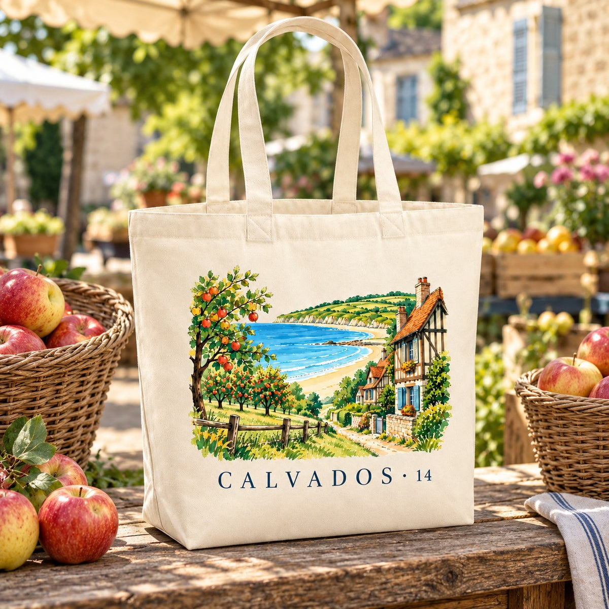 Tote bag Calvados (14) Premium posé sur un étal de marché avec des pommes