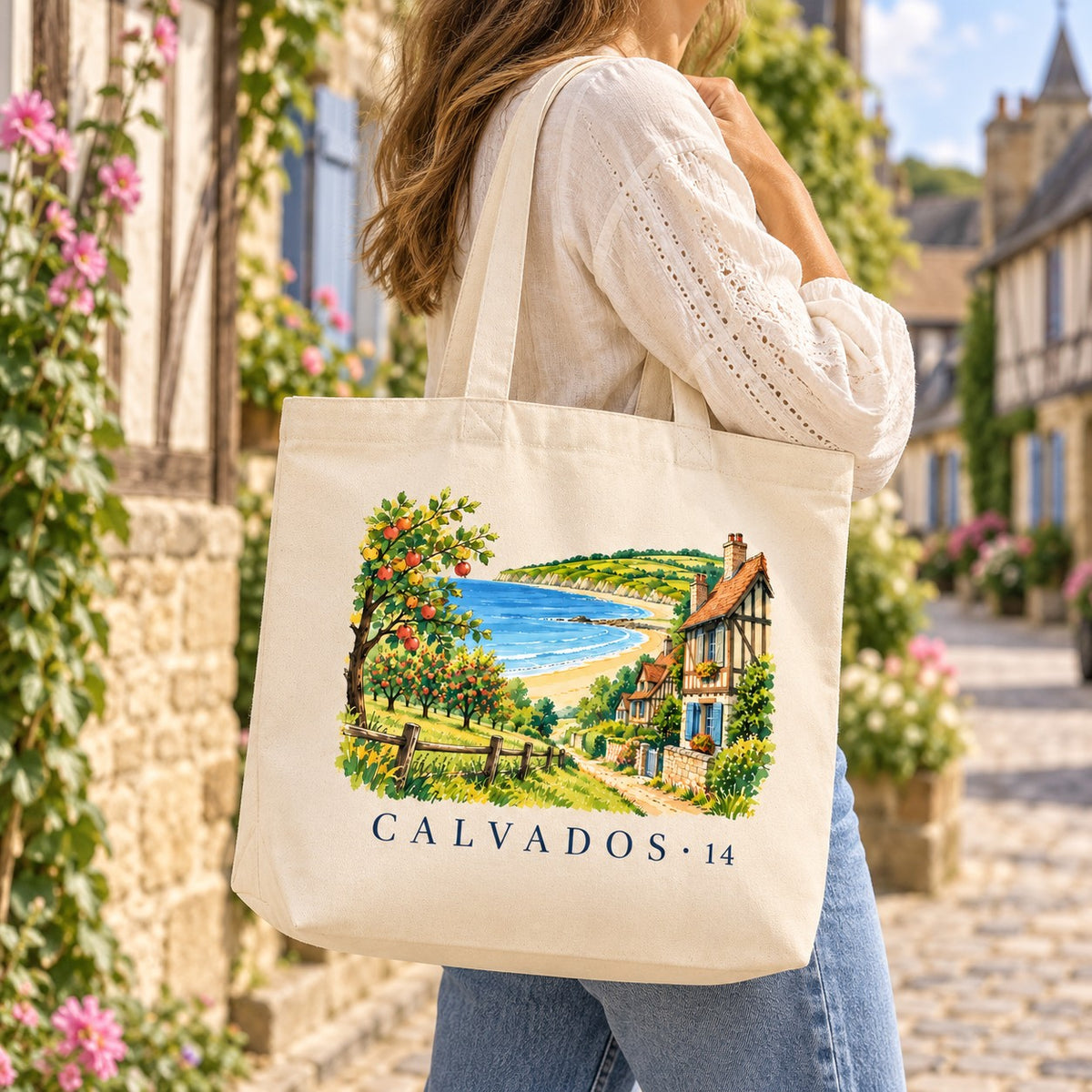 Tote bag Calvados (14) Premium porté à l'épaule dans une rue fleurie bordée de maisons à colombages