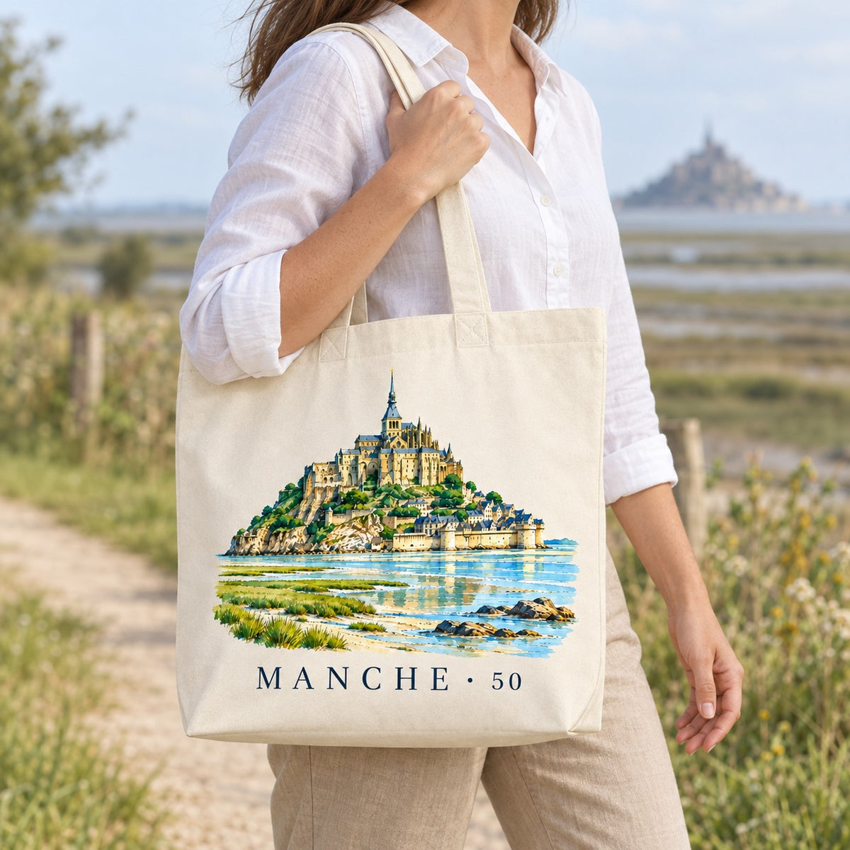 Tote bag Manche (50) Premium porté à l'épaule sur un chemin face à la baie, Mont-Saint-Michel en arrière-plan