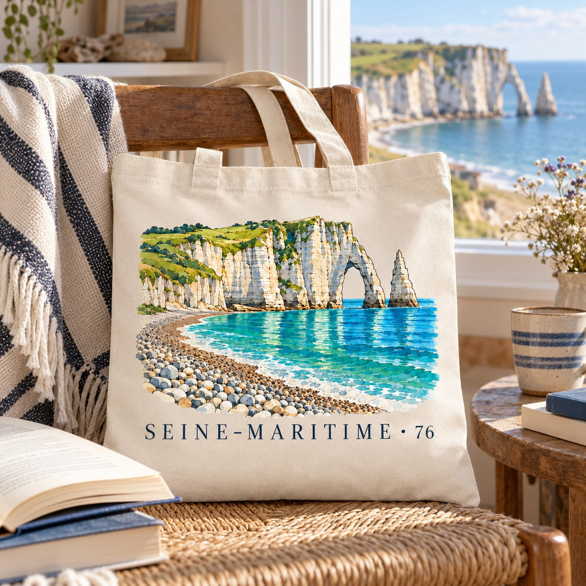 Tote bag Seine-Maritime (76) Essentiel suspendu à une chaise paillée près d'une fenêtre ouverte sur les falaises