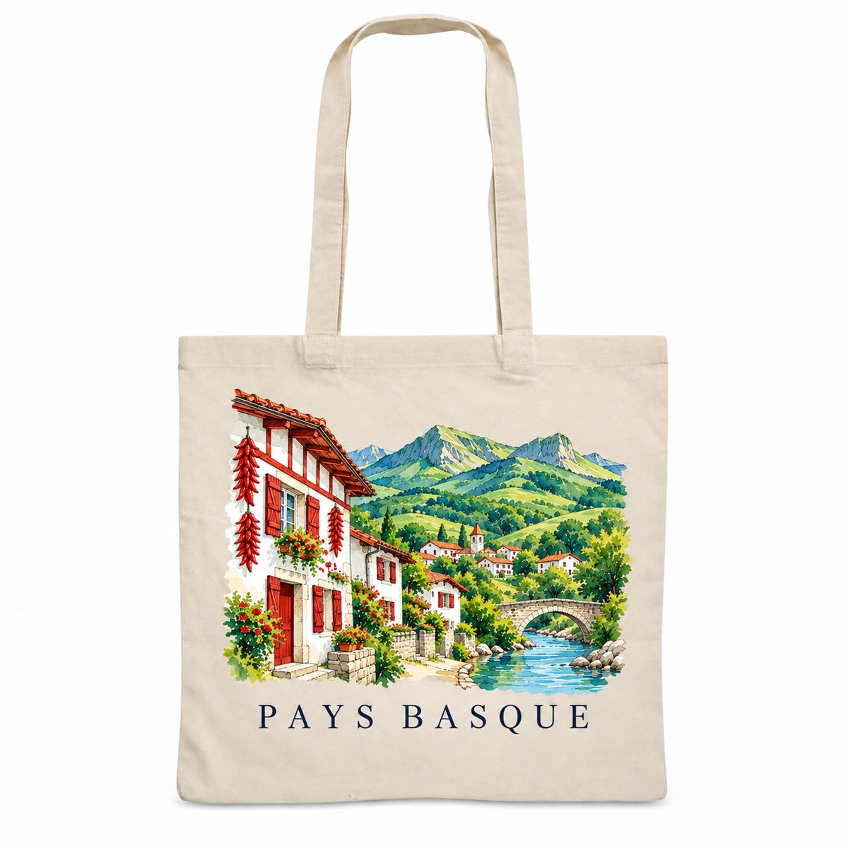 Tote bag Pays Basque Essentiel, sac plat en coton naturel 140 g/m² de 38 × 42 cm, illustration aquarelle d'une maison basque, des piments séchés et des montagnes