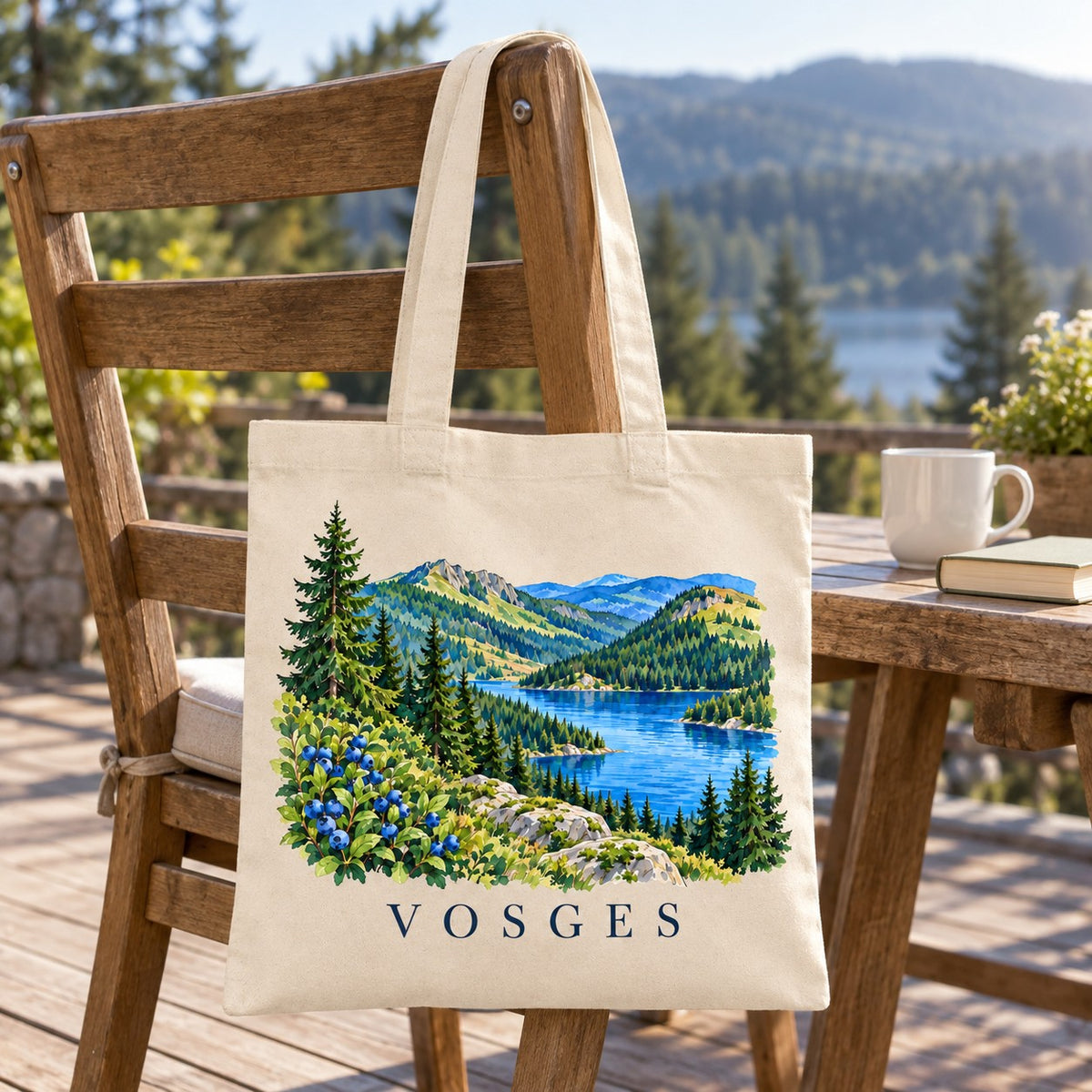 Tote bag Vosges Essentiel suspendu à une chaise en terrasse