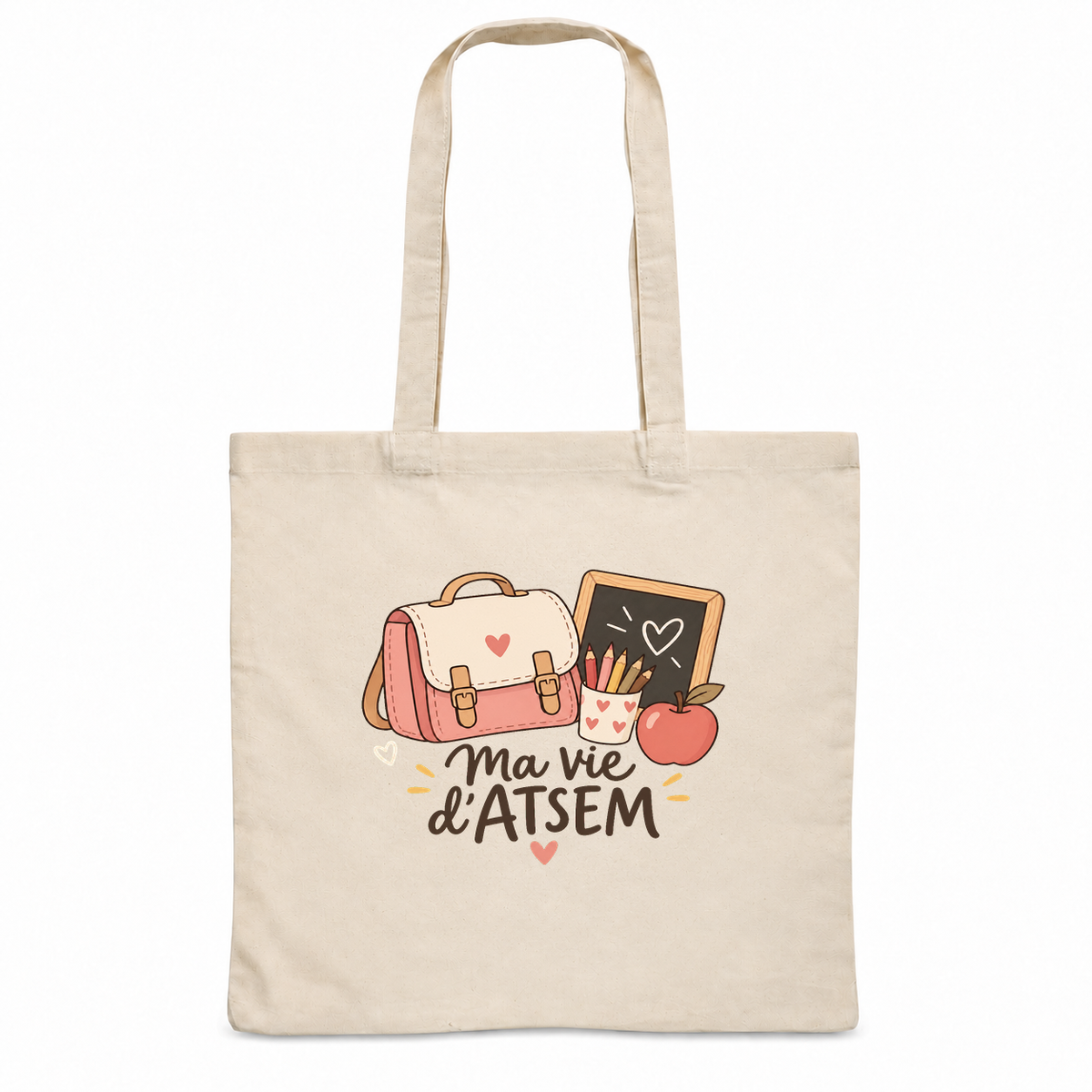 Tote bag ATSEM « Ma vie d'ATSEM » Essentiel, sac plat en coton naturel 140 g/m² de 38 × 42 cm, illustration bohème d'un cartable, de crayons de couleur, d'une pomme et d'une petite ardoise — visuel centré selon le gabarit validé