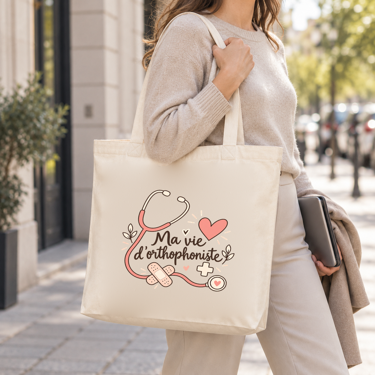 Tote bag orthophoniste « Ma vie d'orthophoniste » Premium porté à l'épaule dans la rue, en arrivant au cabinet