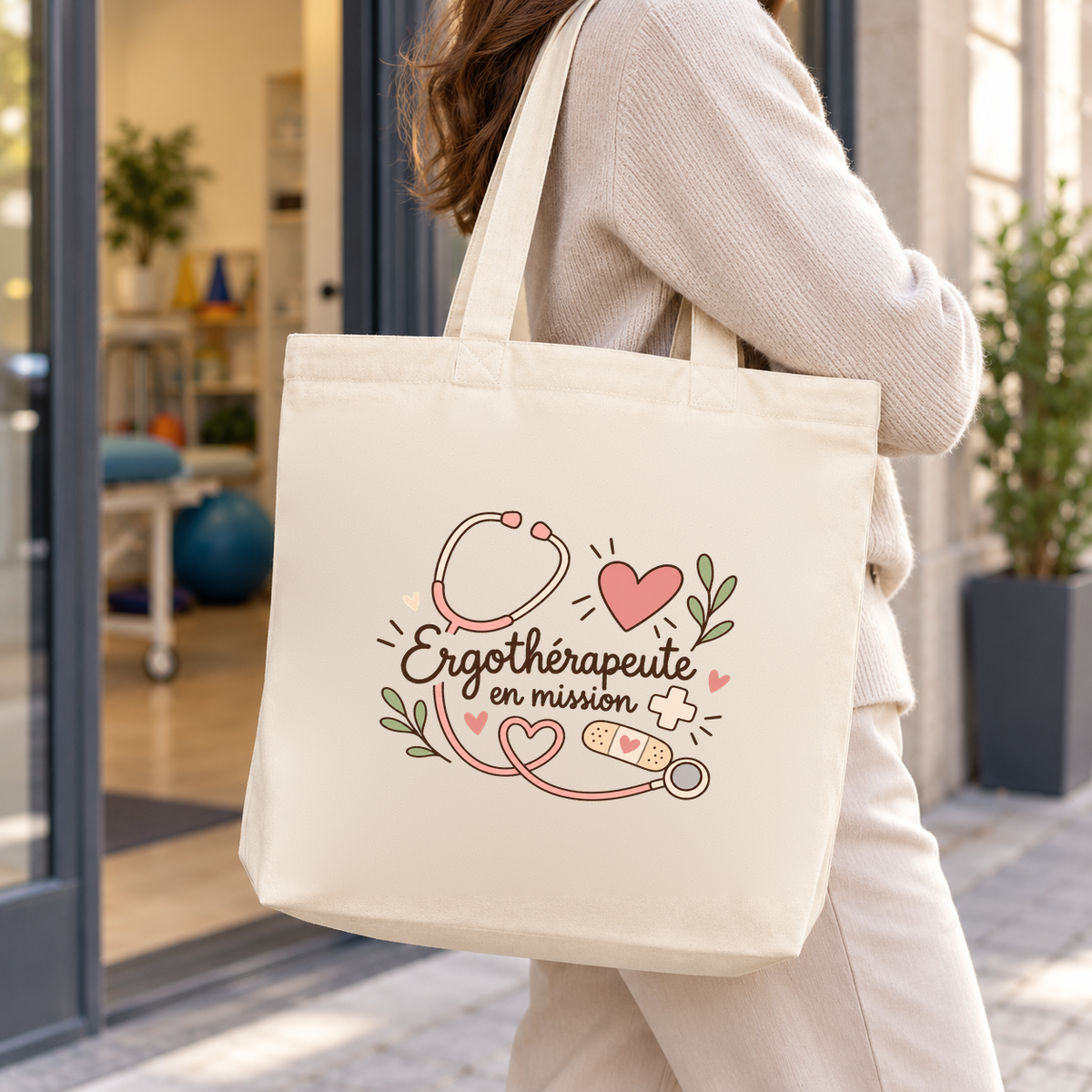 Tote bag ergothérapeute « Ergothérapeute en mission » Premium porté à l'épaule à la porte d'un cabinet d'ergothérapie