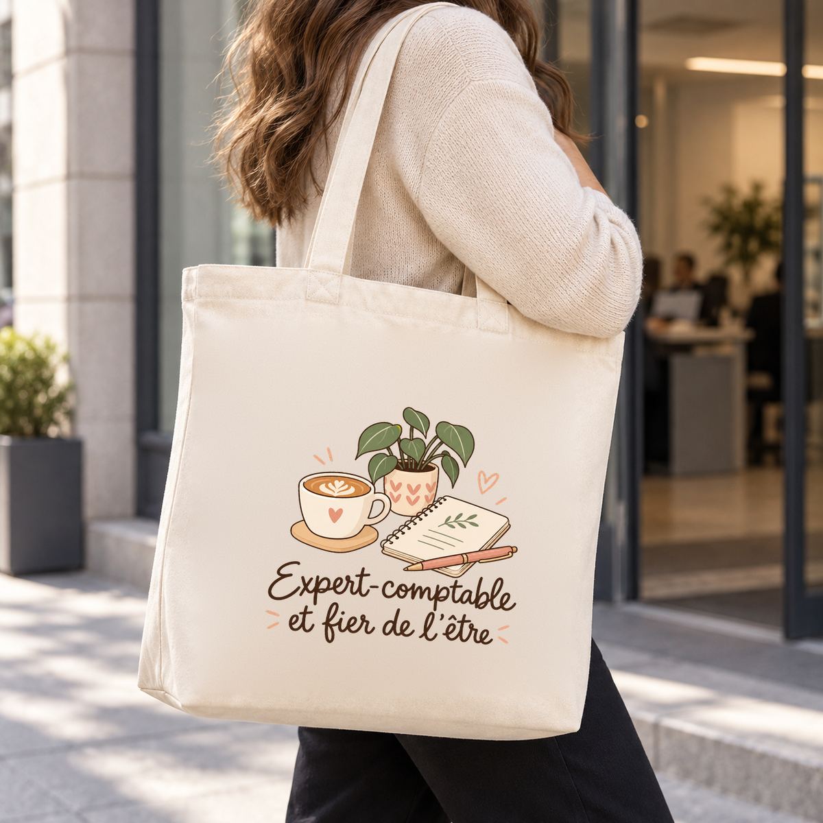 Tote bag expert-comptable « Expert-comptable et fier de l'être » Premium porté à l'épaule à la sortie du cabinet comptable