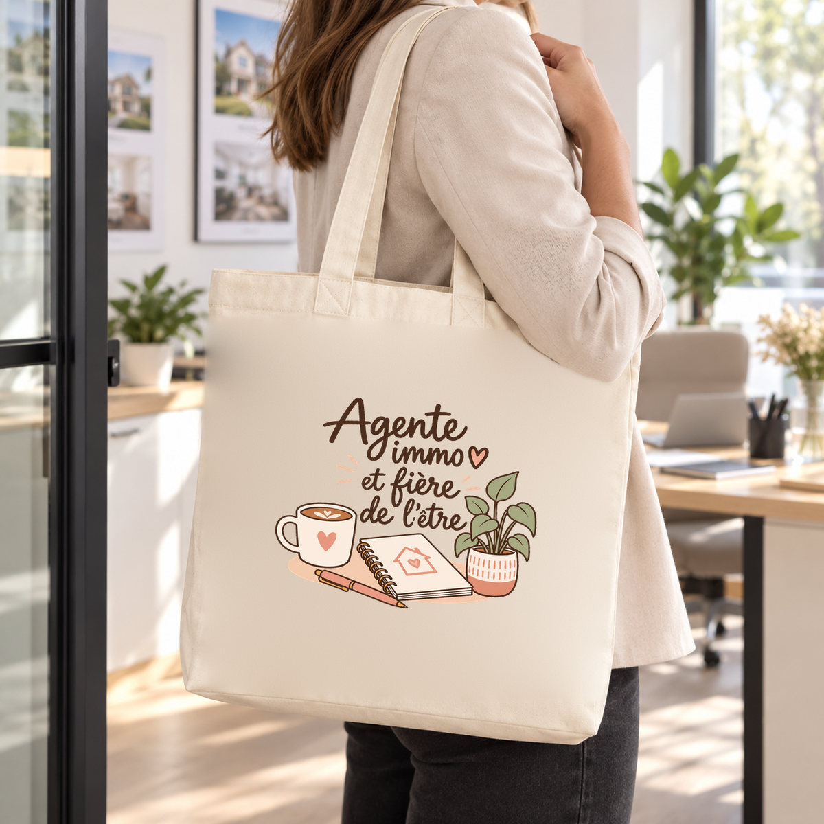 Tote bag agente immobilière « Agente immo et fière de l'être » Premium porté à l'épaule à la porte d'une agence immobilière