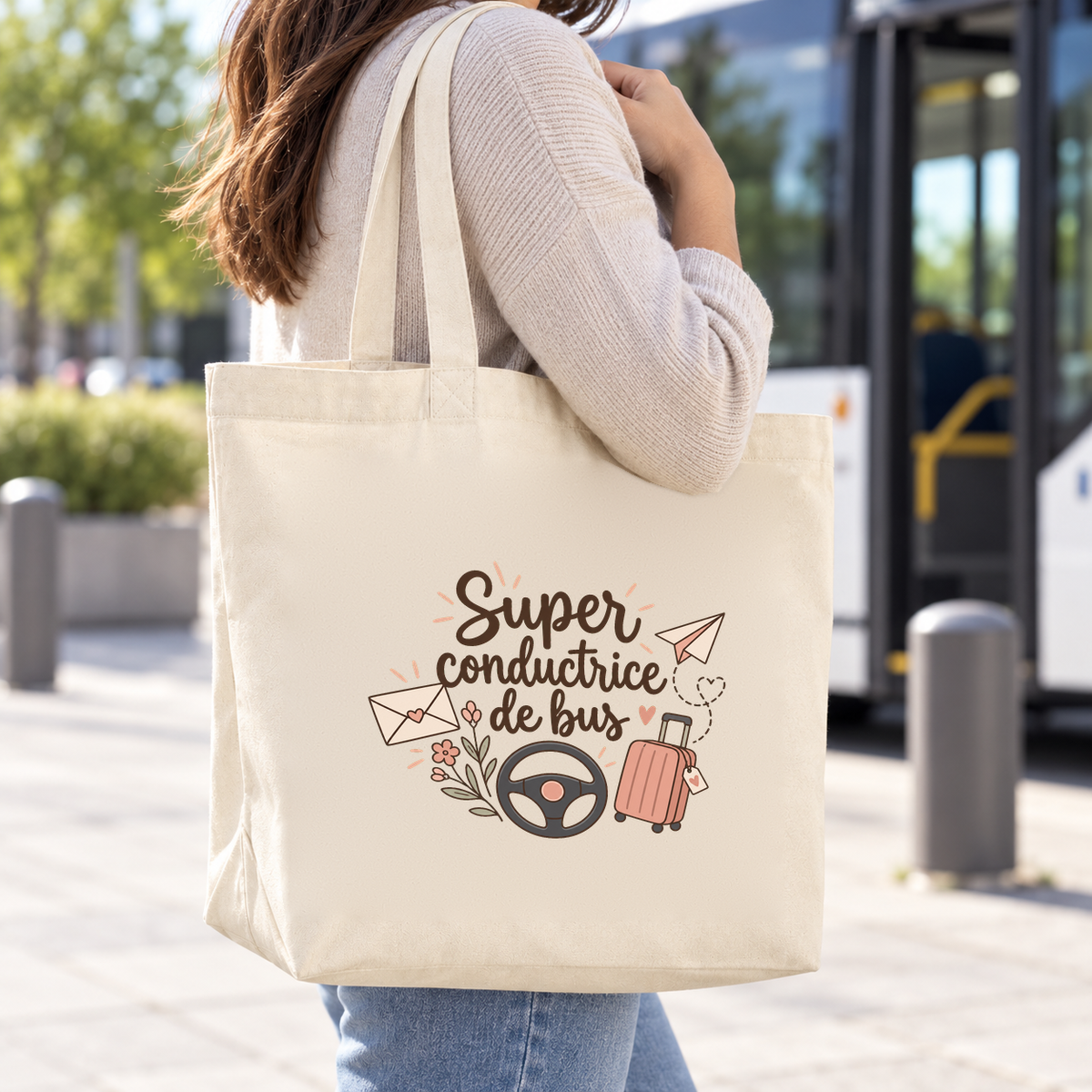 Tote bag conductrice de bus « Super conductrice de bus » Premium porté à l'épaule devant un bus, à la gare routière