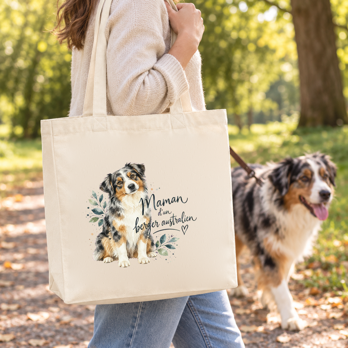 Tote bag berger australien « Maman d'un berger australien » Premium porté à l'épaule en balade en forêt, avec son berger australien