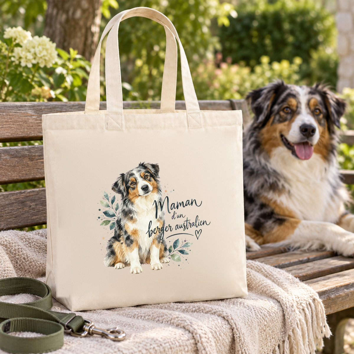 Tote bag berger australien « Maman d'un berger australien » Premium posé sur un banc à côté d'un berger australien, avec sa laisse