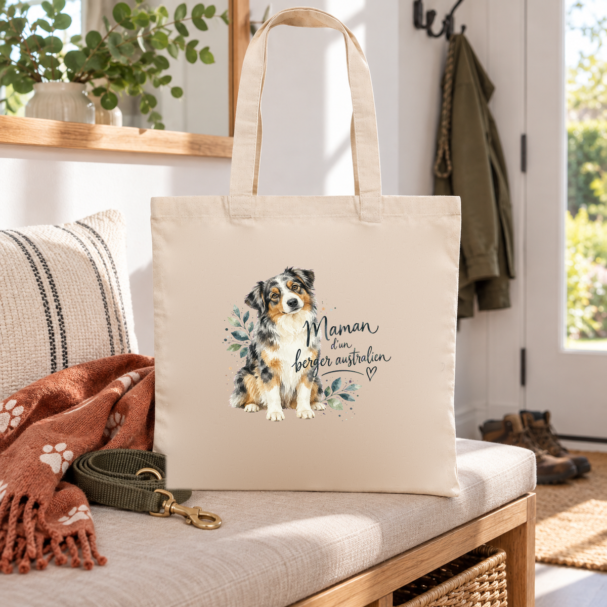 Tote bag berger australien « Maman d'un berger australien » Essentiel posé sur un banc d'entrée, à côté d'une laisse et d'un plaid