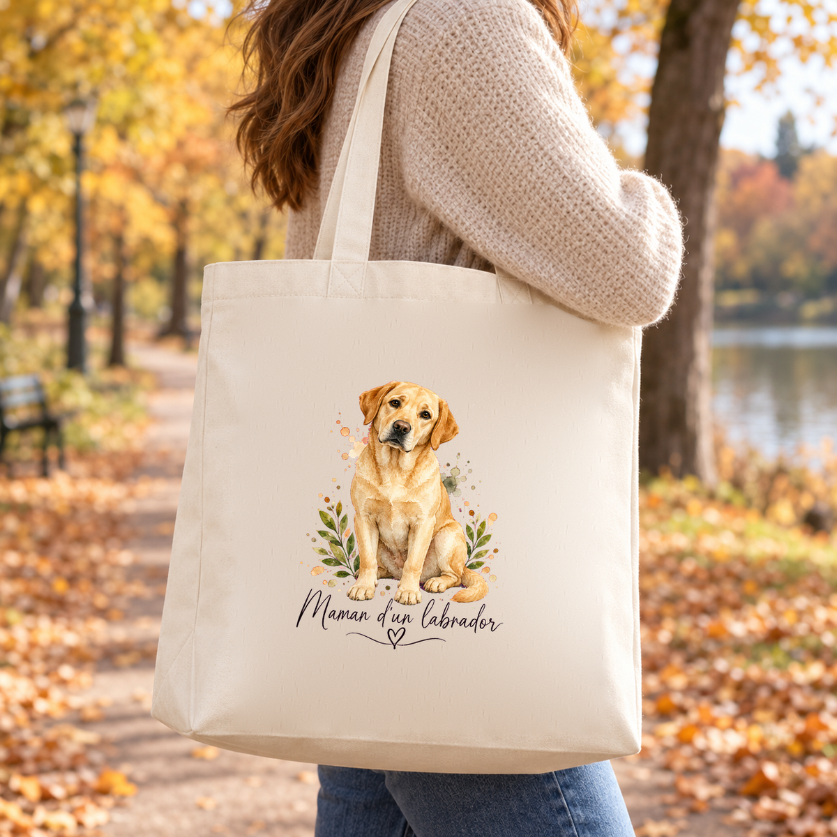 Tote bag labrador « Maman d'un labrador » Premium porté à l'épaule lors d'une balade d'automne dans un parc