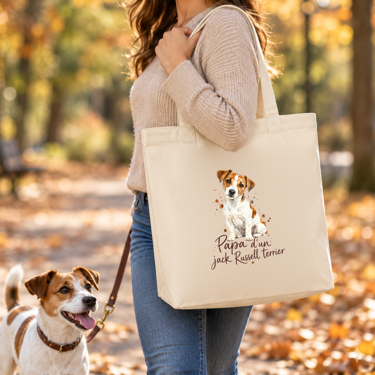 Tote bag jack russell terrier « Papa d'un jack Russell terrier » Premium porté à l'épaule lors d'une balade en forêt d'automne, avec son jack Russell