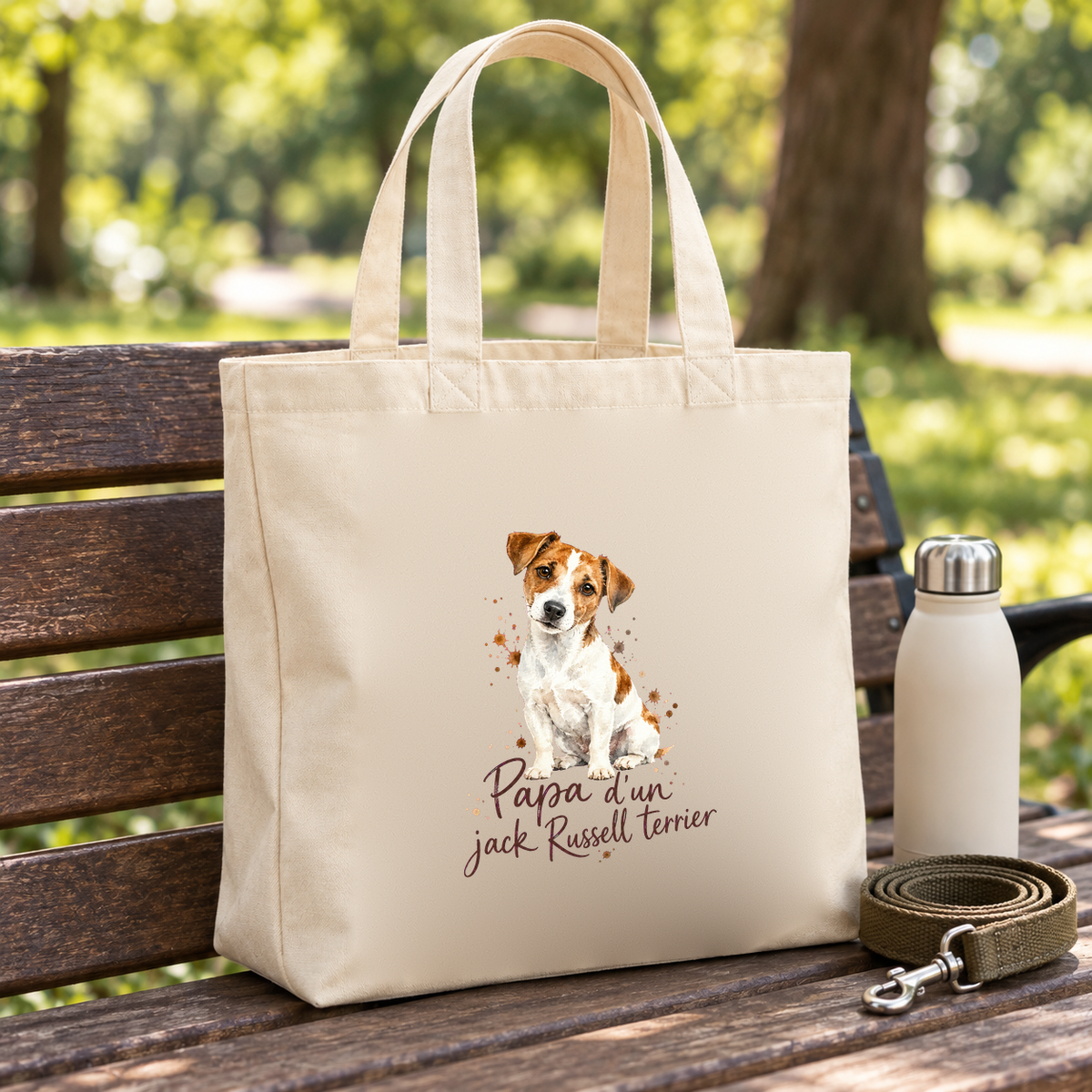 Tote bag jack russell terrier « Papa d'un jack Russell terrier » Premium posé sur un banc de parc, à côté d'une gourde et d'une laisse
