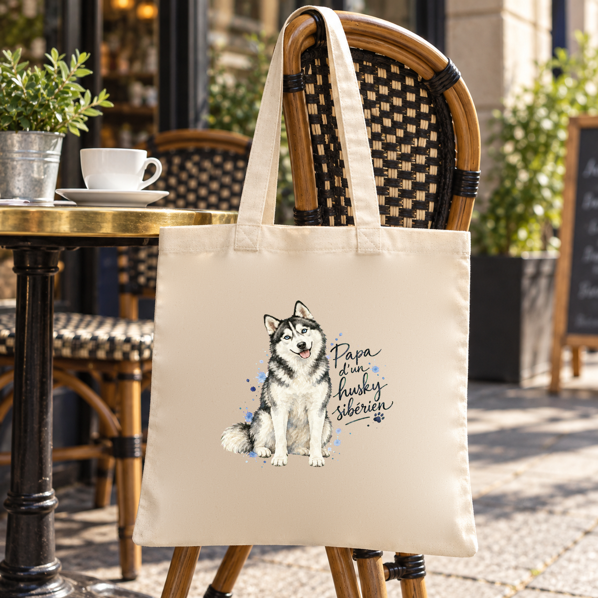 Tote bag husky sibérien « Papa d'un husky sibérien » Essentiel suspendu à une chaise de terrasse de café
