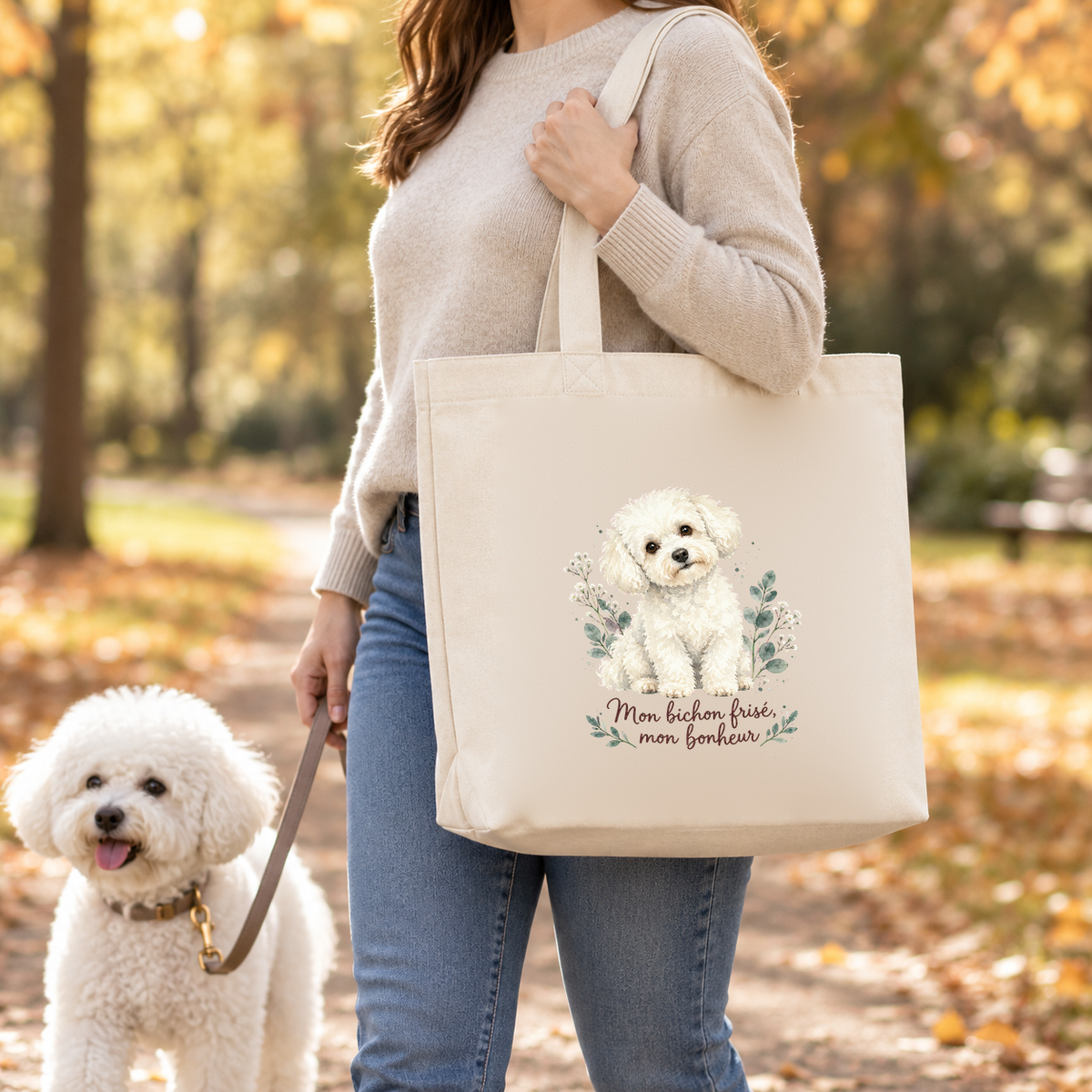Tote bag bichon frisé « Mon bichon frisé, mon bonheur » Premium porté à l'épaule lors d'une balade d'automne, avec son bichon