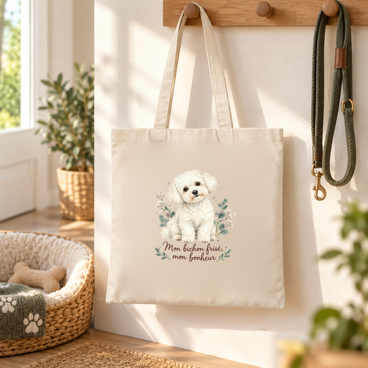 Tote bag bichon frisé « Mon bichon frisé, mon bonheur » Essentiel suspendu à une patère d'entrée, au-dessus d'un panier
