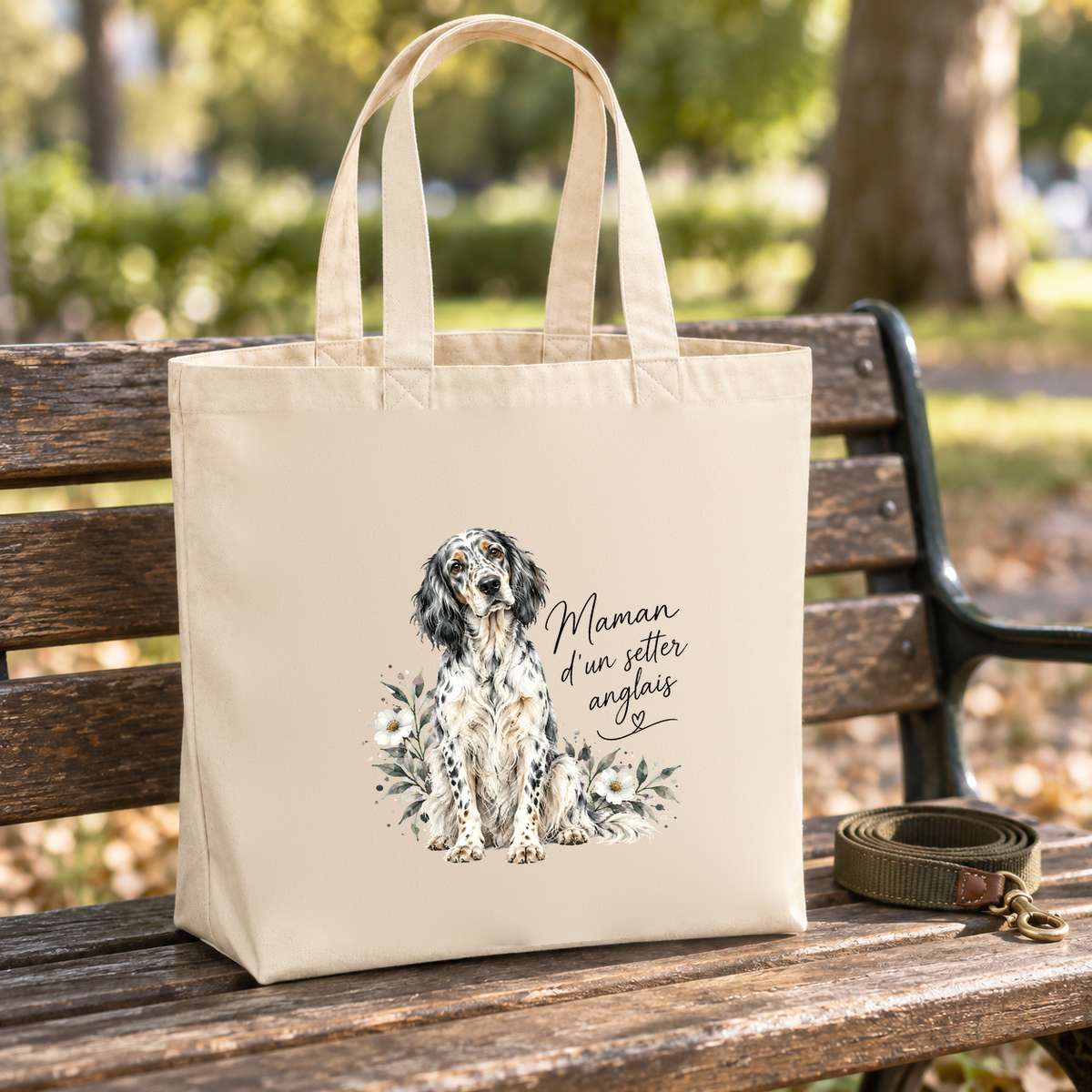 Tote bag setter anglais « Maman d'un setter anglais » Premium posé sur un banc de parc, à côté d'une laisse