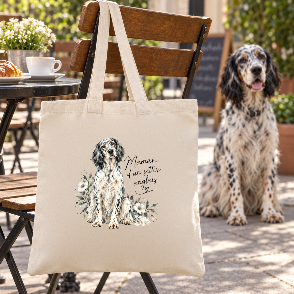 Tote bag setter anglais « Maman d'un setter anglais » Essentiel suspendu à une chaise de terrasse, un setter anglais assis à côté