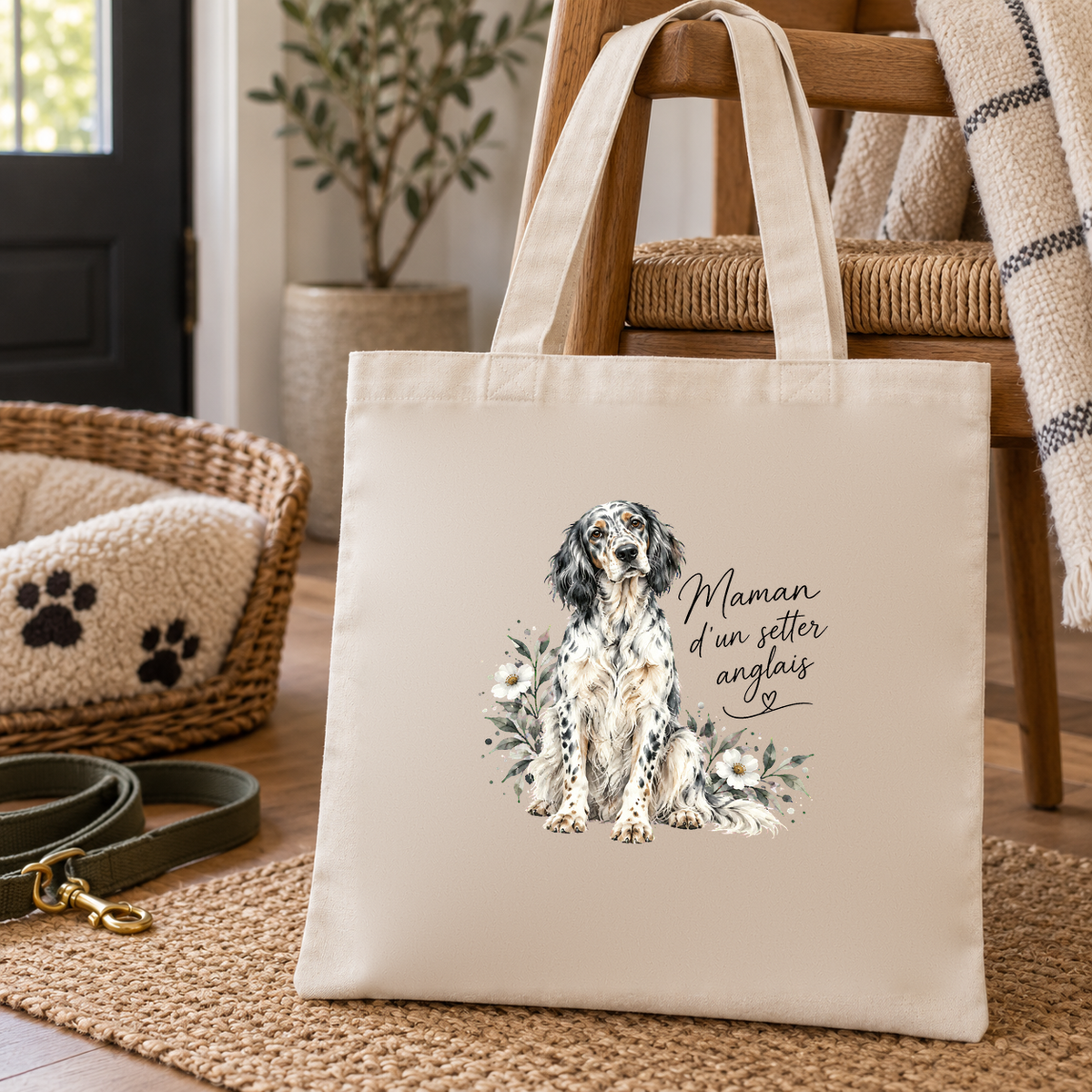 Tote bag setter anglais « Maman d'un setter anglais » Essentiel posé sur un tapis d'entrée, à côté d'un panier pour chien et d'une laisse