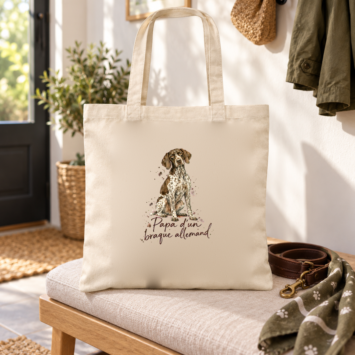 Tote bag braque allemand « Papa d'un braque allemand » Essentiel posé sur une banquette d'entrée, à côté d'une laisse