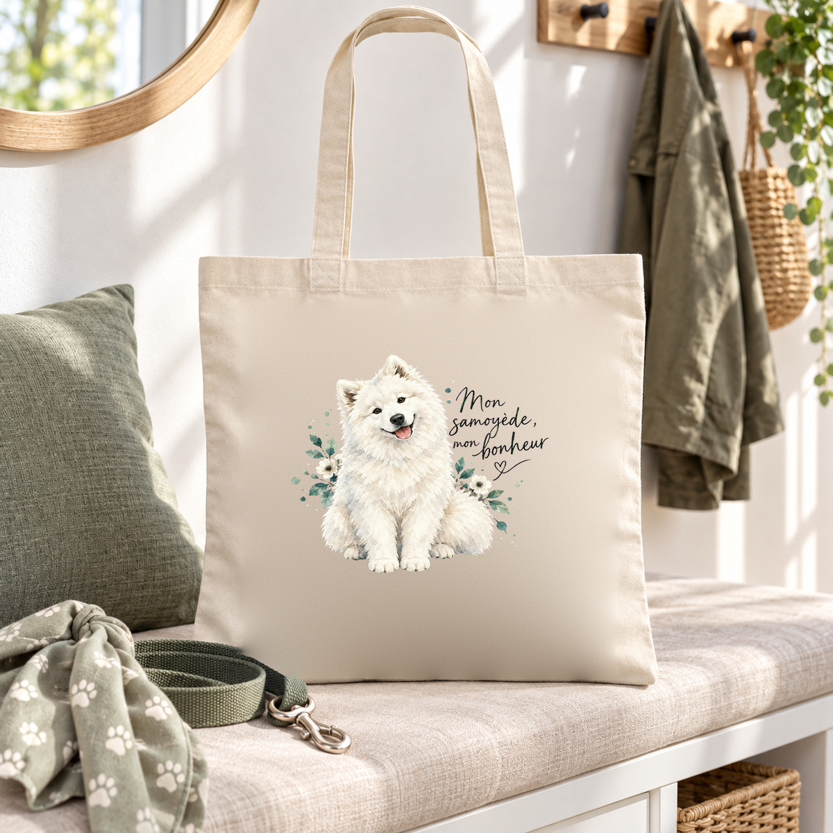 Tote bag samoyède « Mon samoyède, mon bonheur » Essentiel posé sur une banquette d'entrée, à côté d'une laisse et d'un foulard
