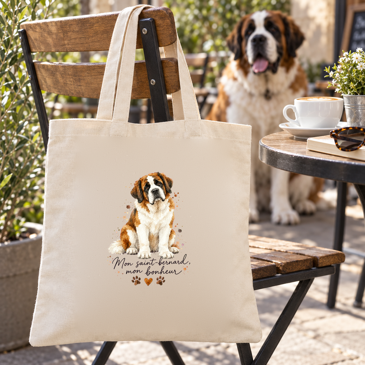 Tote bag saint-bernard « Mon saint-bernard, mon bonheur » Essentiel suspendu à une chaise de terrasse, un saint-bernard juste à côté