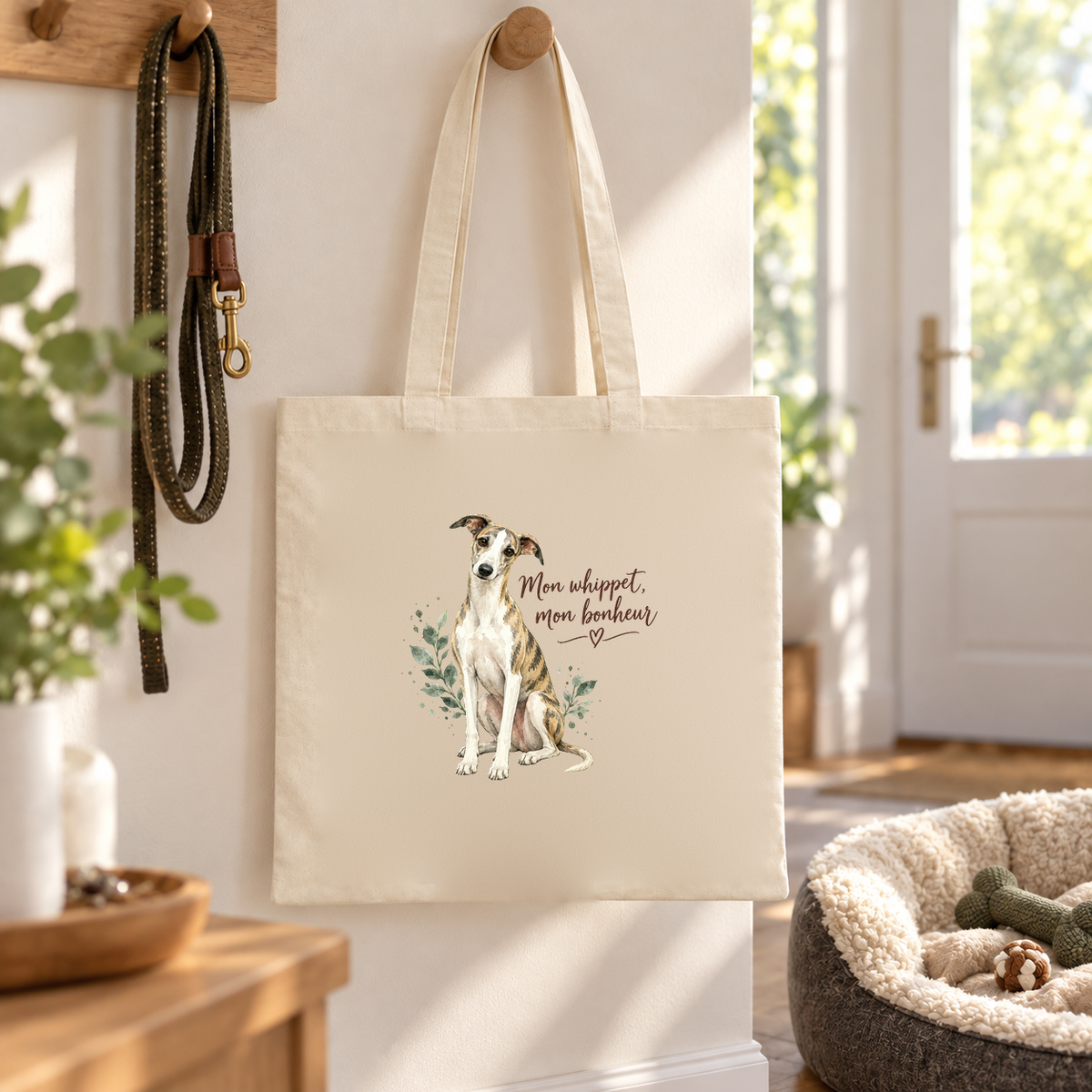 Tote bag whippet « Mon whippet, mon bonheur » Essentiel suspendu à une patère d'entrée, à côté d'une laisse et d'un panier