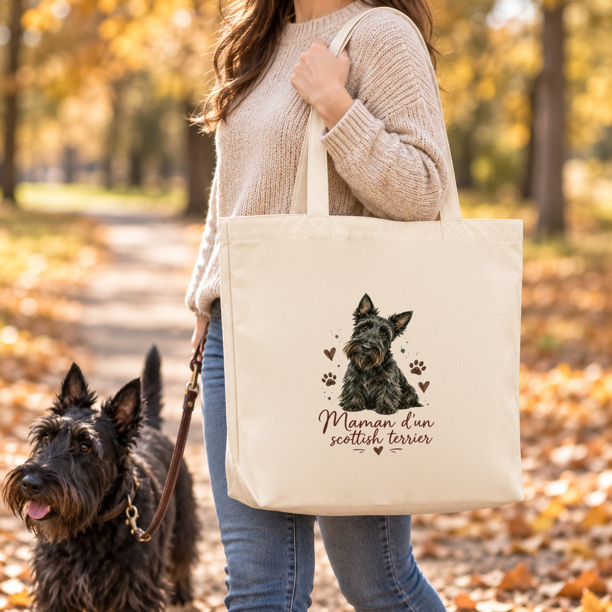 Tote bag scottish terrier « Maman d'un scottish terrier » Premium porté à l'épaule lors d'une balade d'automne, avec son scottish terrier