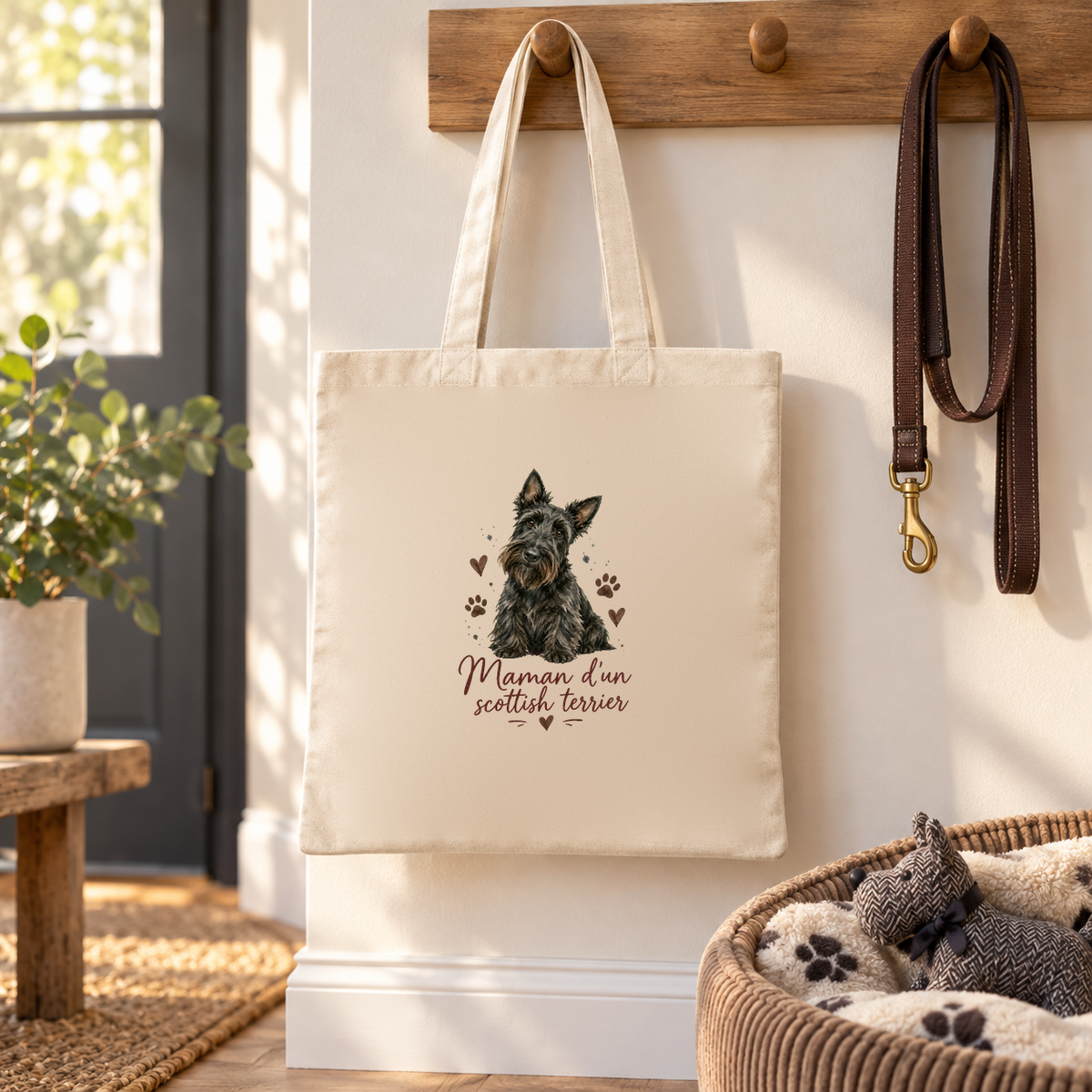 Tote bag scottish terrier « Maman d'un scottish terrier » Essentiel suspendu à une patère d'entrée, à côté d'une laisse et d'un panier