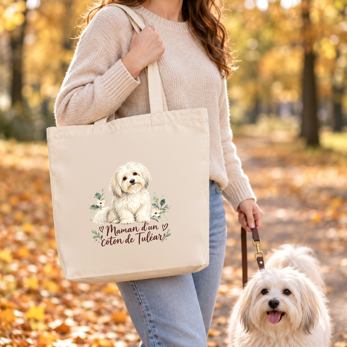Tote bag coton de Tuléar « Maman d'un coton de Tuléar » Premium porté à l'épaule lors d'une balade d'automne dans un parc, un coton de Tuléar en laisse