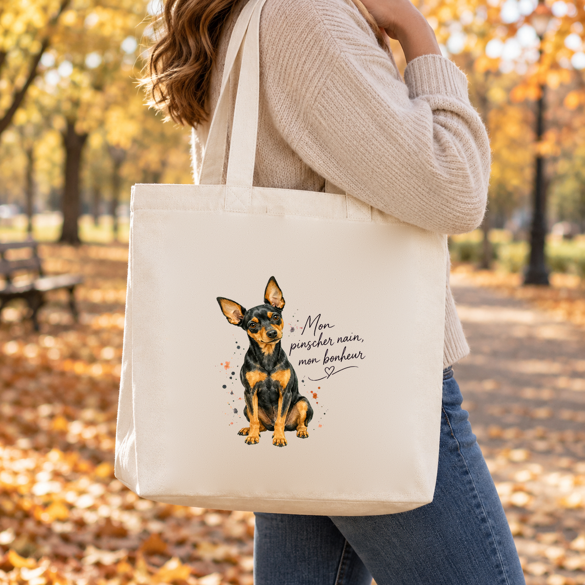 Tote bag pinscher nain « Mon pinscher nain, mon bonheur » Premium porté à l'épaule lors d'une balade d'automne dans un parc